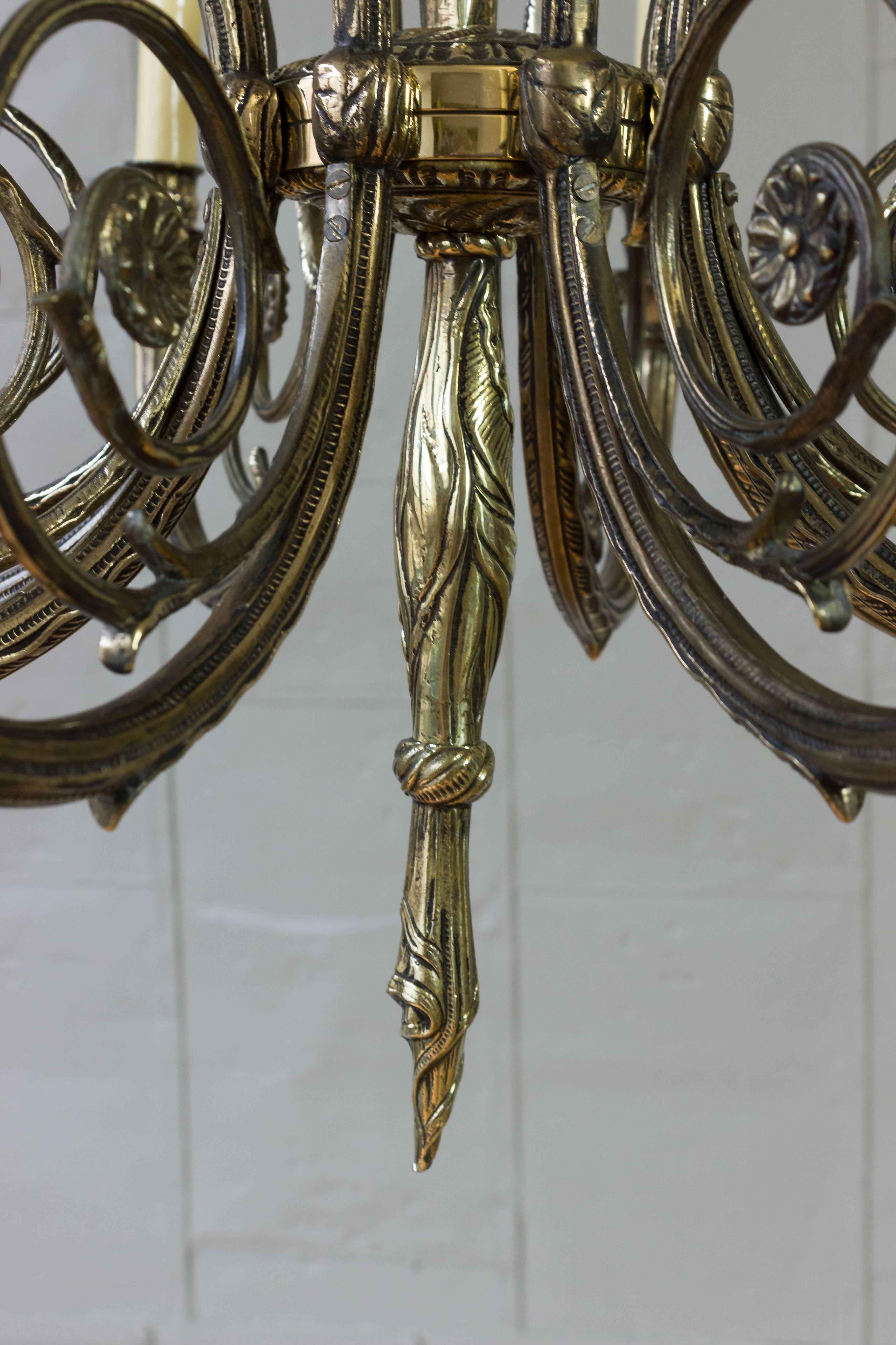 Französischer achtarmiger Kronleuchter im Art-déco-Stil aus Messing und Bronze im Angebot 3