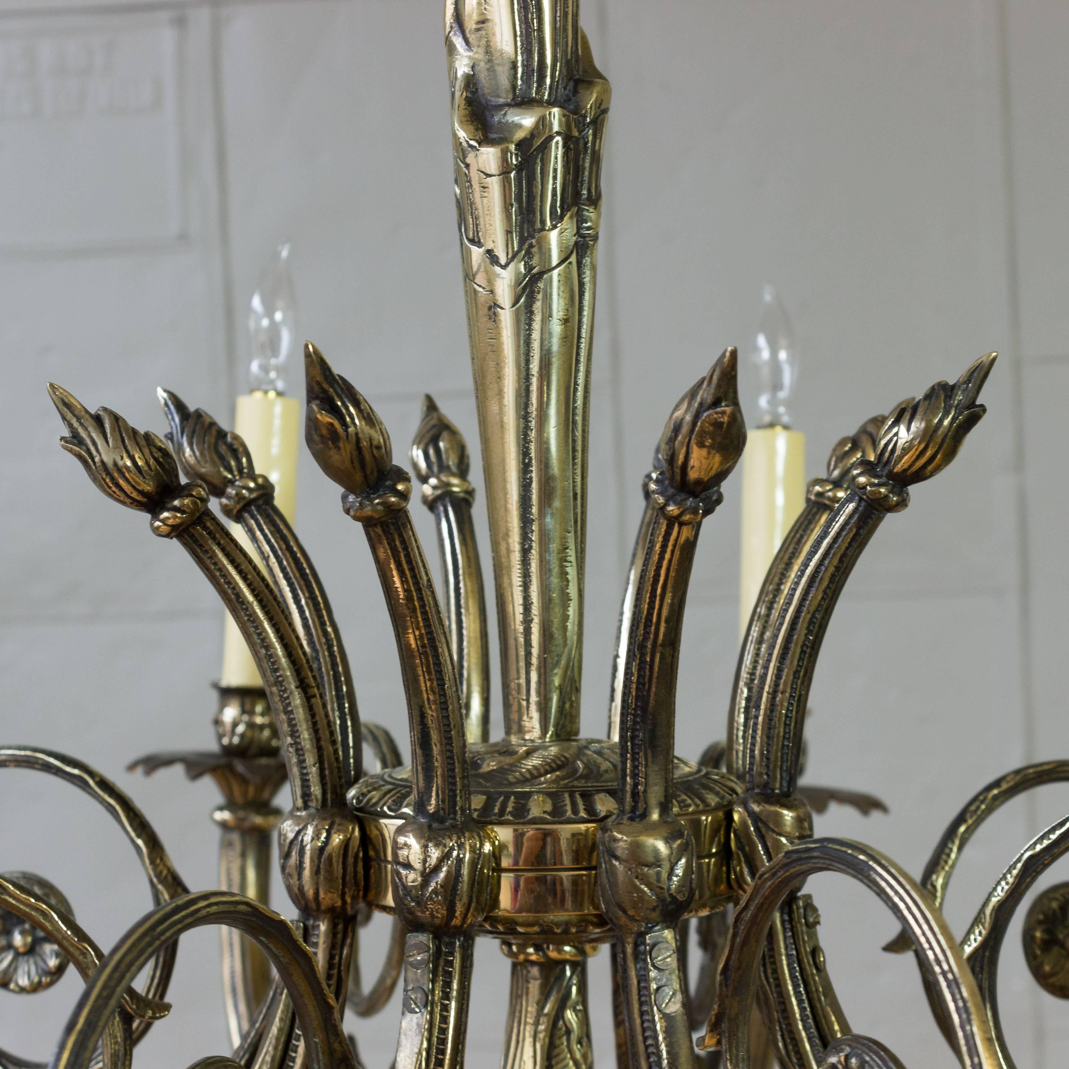 Französischer achtarmiger Kronleuchter im Art-déco-Stil aus Messing und Bronze (Frühes 20. Jahrhundert) im Angebot