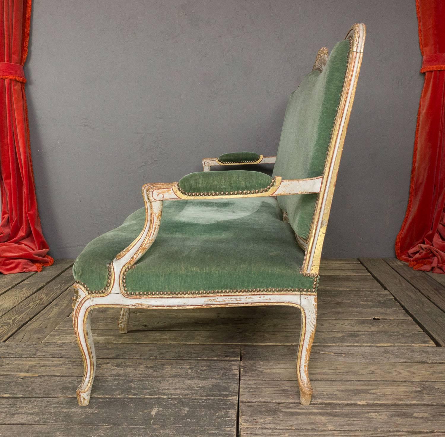 Louis XV Style Settee in Green Velvet In Good Condition In Buchanan, NY