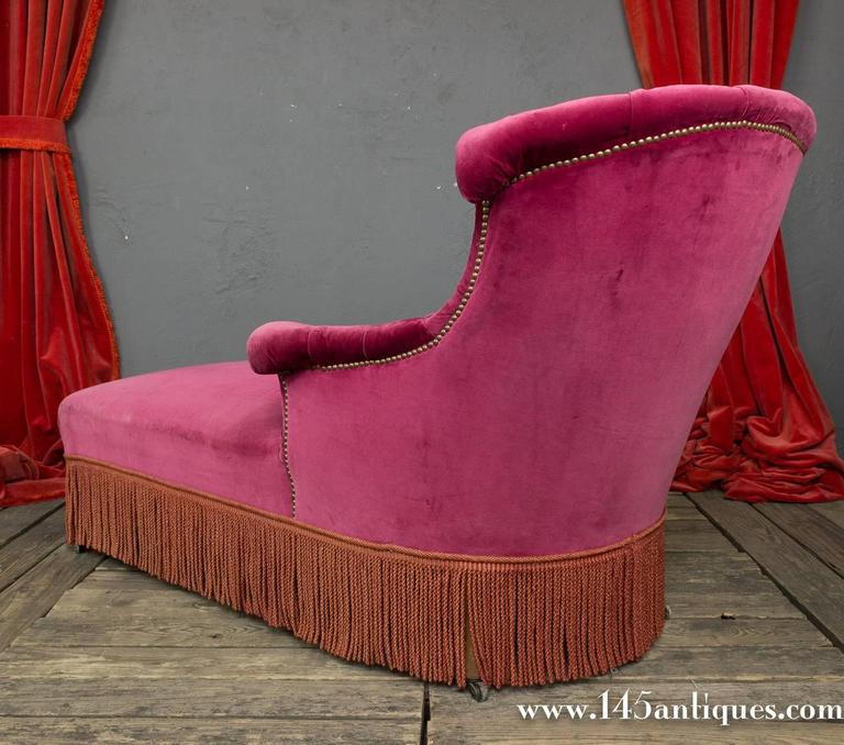 French Chaise Longue in Red Tufted Velvet For Sale at 1stdibs
