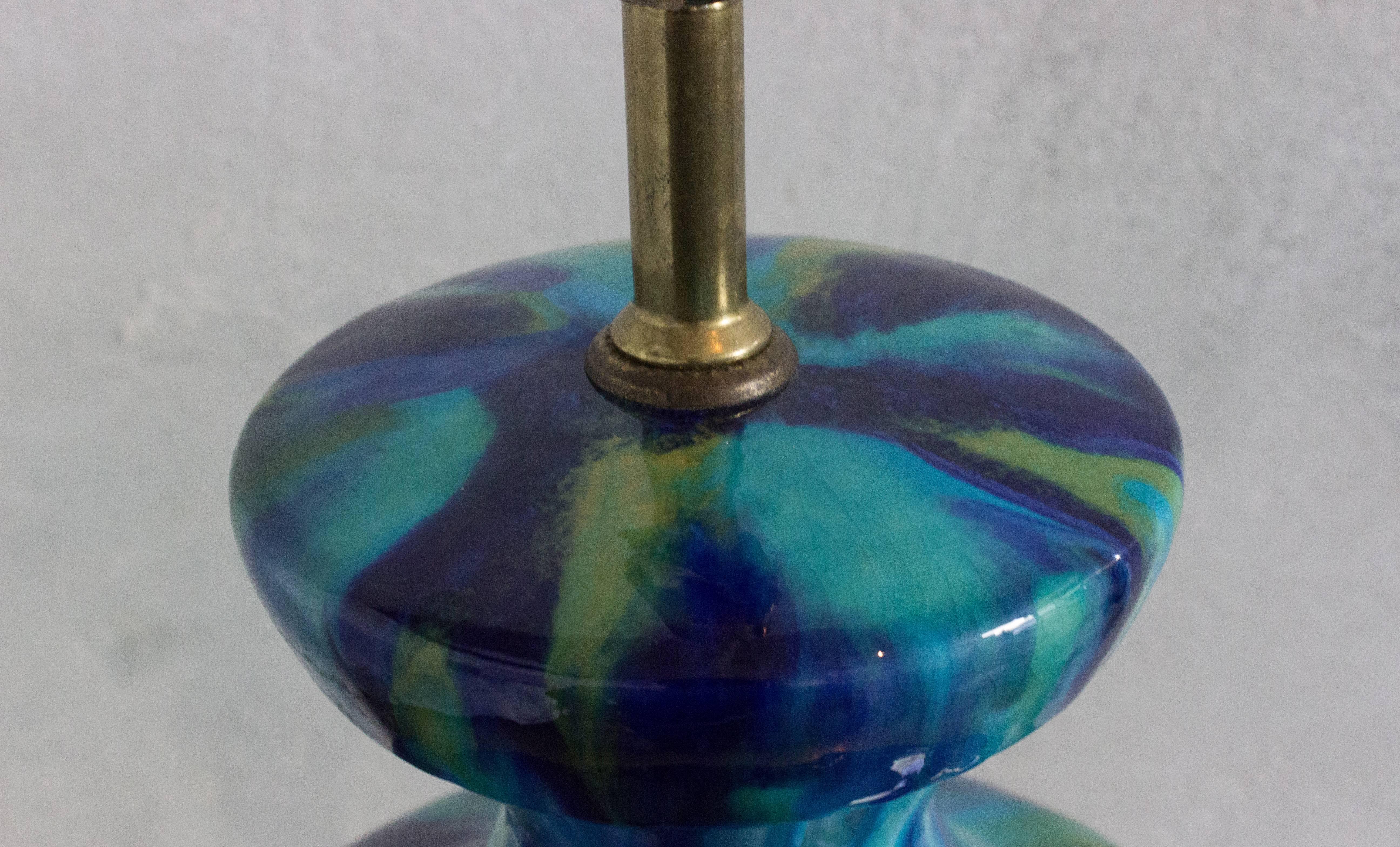 Américain Paire de lampes de table en céramique émaillée bleue du milieu du siècle dernier en vente