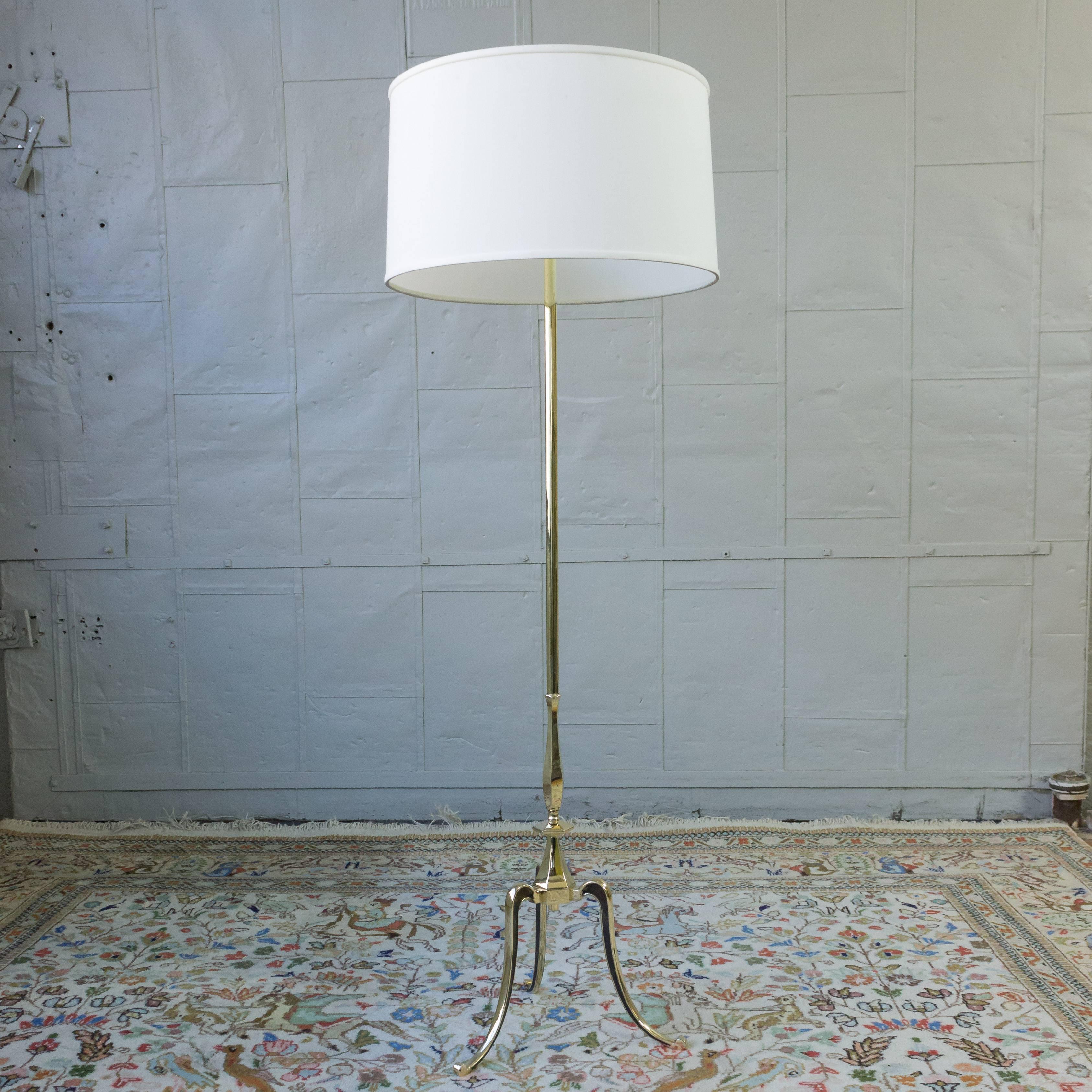 French 1950s polished brass floor lamp with an elegant tripod base. Recently polished and wired.

Not sold with shade (photographed with 12 inch H x 18 inch Diameter shade).