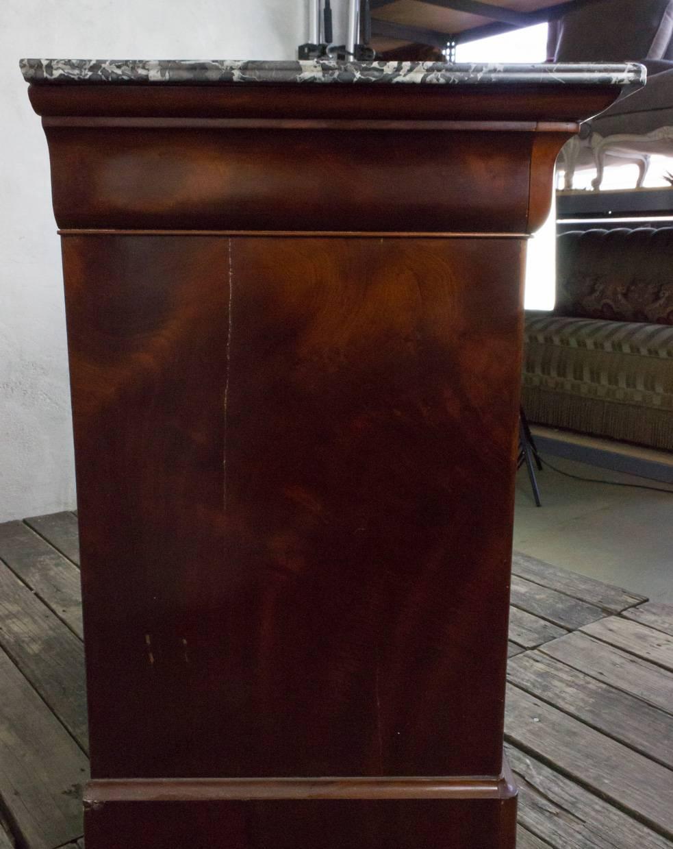 French 19th Century Chest of Drawers im Zustand „Gut“ in Buchanan, NY