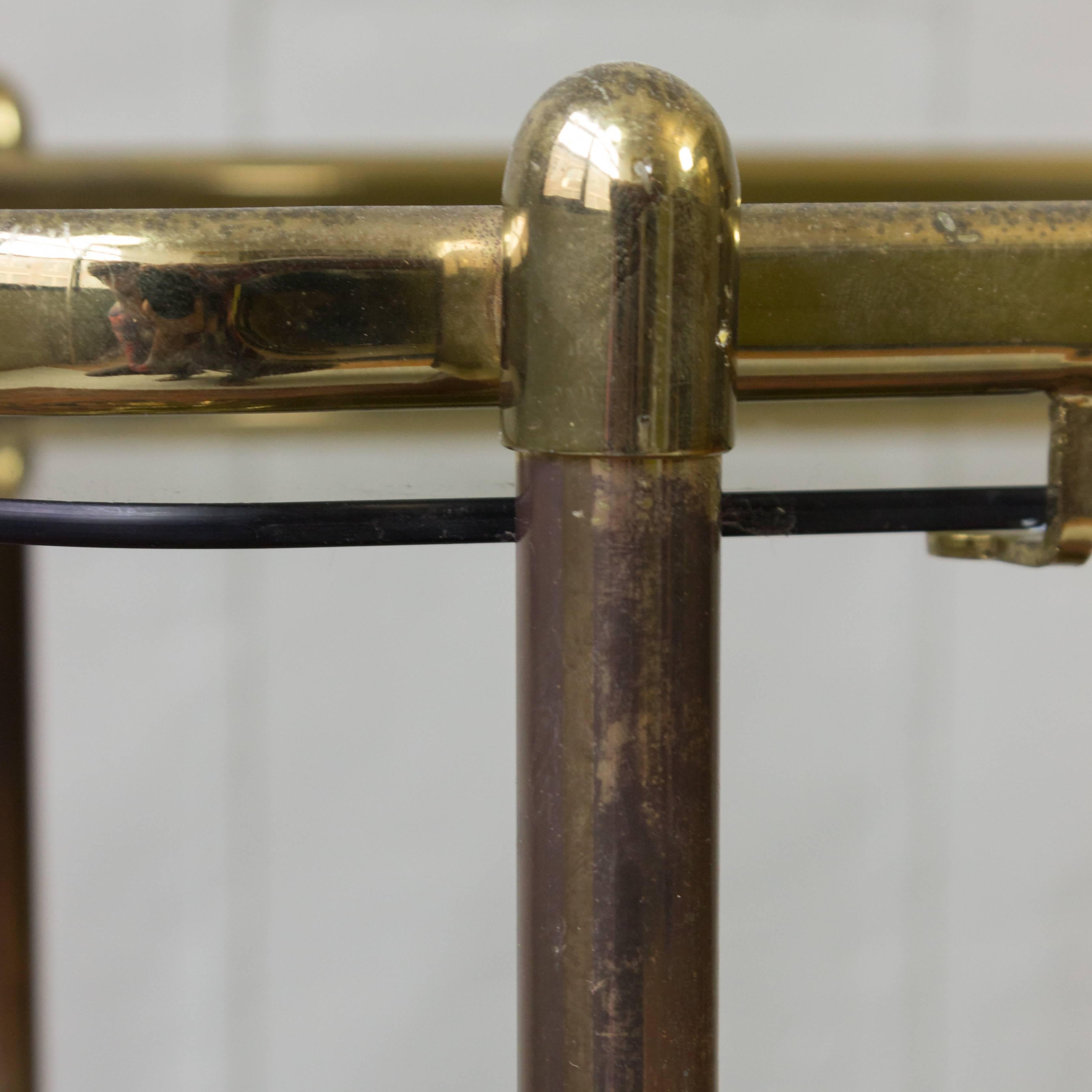 French Brass Bar Cart with Glass Shelves (Mitte des 20. Jahrhunderts)