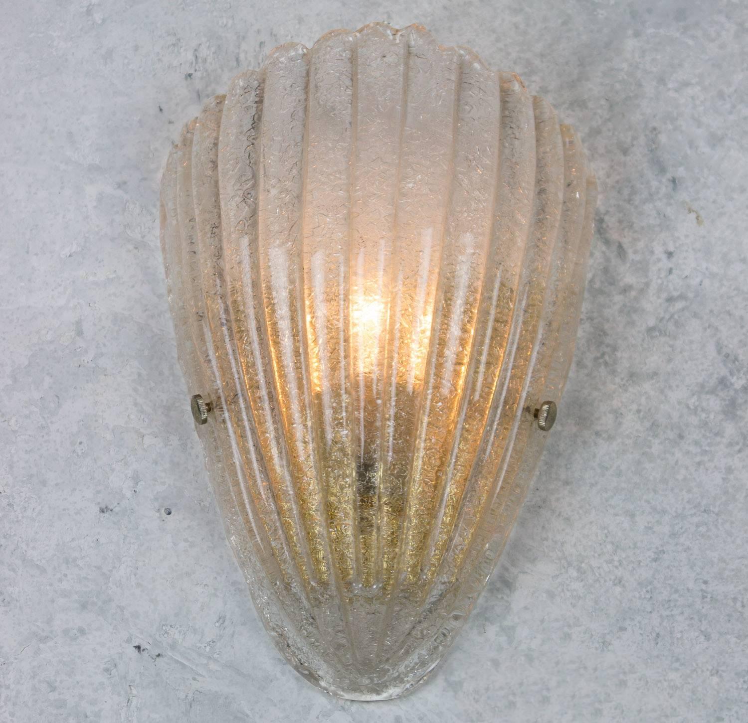 Beautiful single Murano sconce, textured glass mounted on a brass backplate. Italian, circa 1965. Very good vintage condition and ready to use.

Ref #: LS0612-05

Dimensions: 12.5