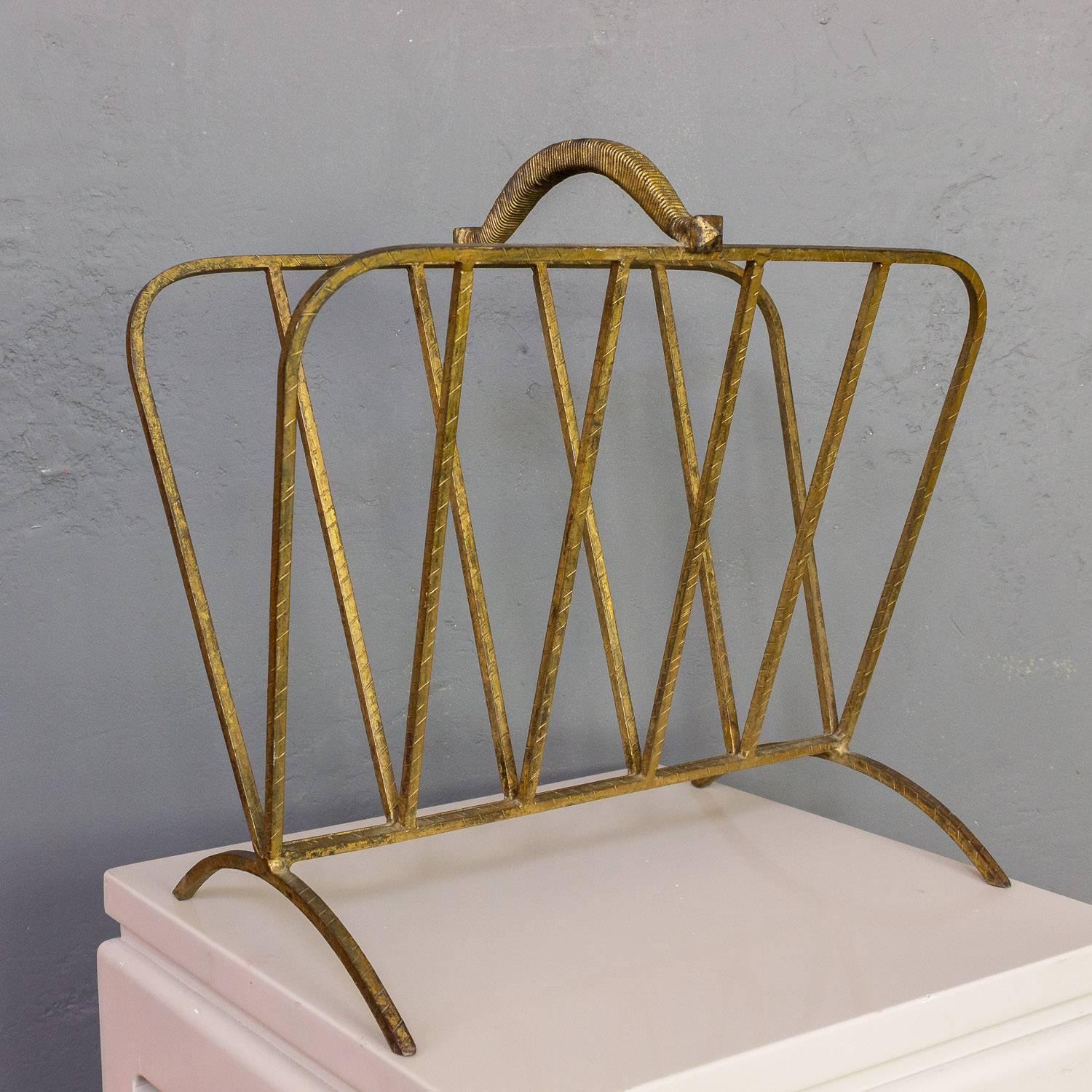 This unique Spanish 1940s gilt iron magazine rack features a hammered texture and a “woven” handle. With dimensions of 16 inches by 16 inches and 8 inches deep, it partners perfectly with a sofa or your favorite reading chair and compliments a