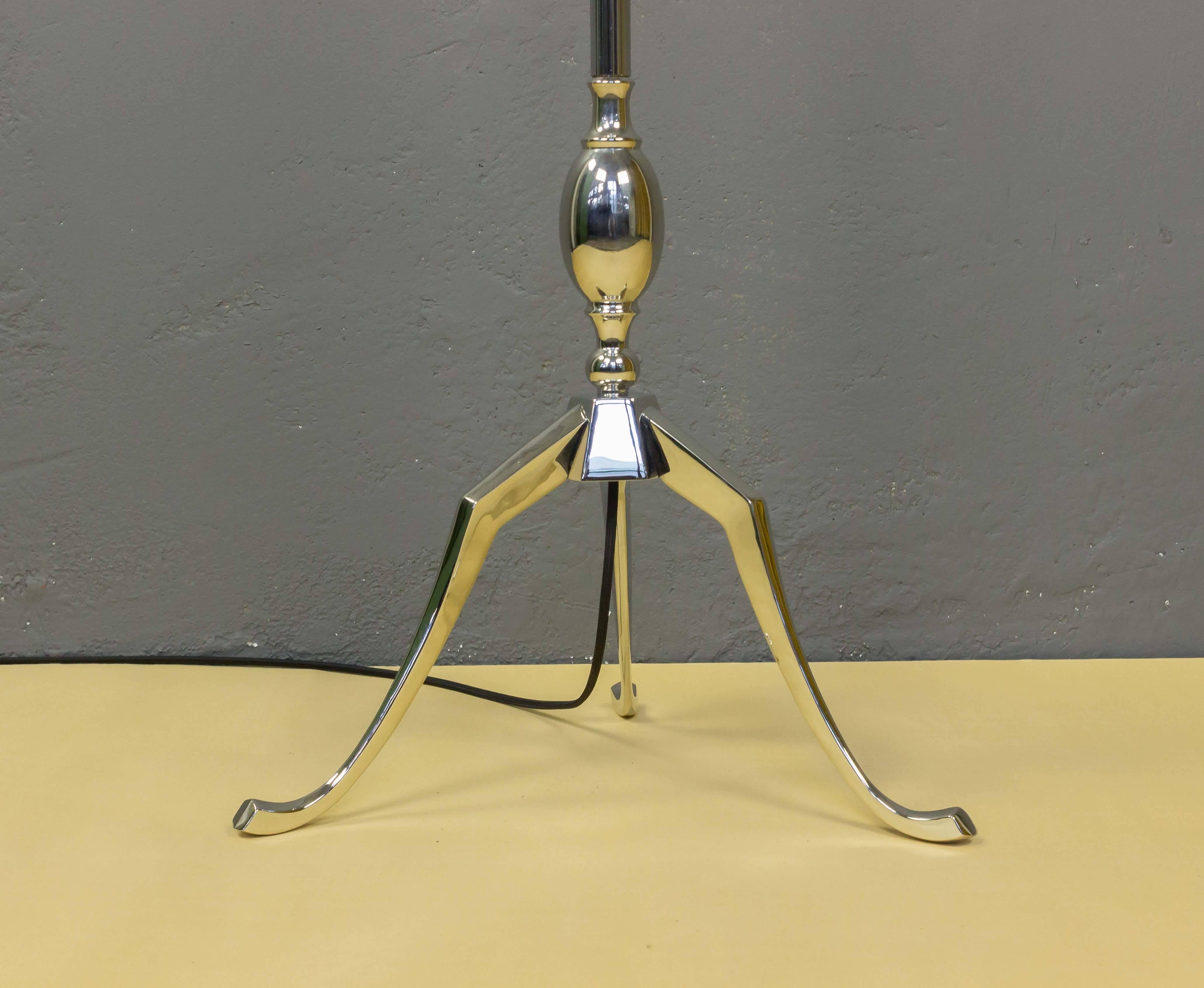 französische vernickelte Stehlampe mit Dreibeinfuß aus den 1940er Jahren im Zustand „Gut“ in Buchanan, NY