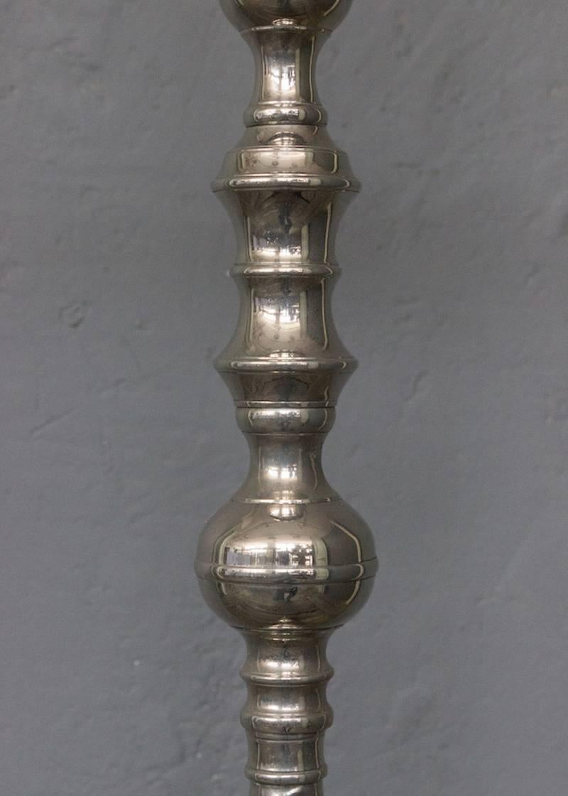 Französische vernickelte Bronze-Stehlampe mit dreieckigem Sockel im Angebot 4