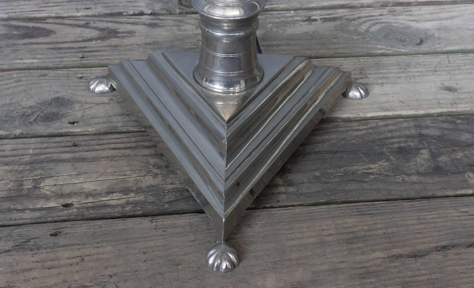 Lampadaire français en bronze nickelé avec base triangulaire en vente 4