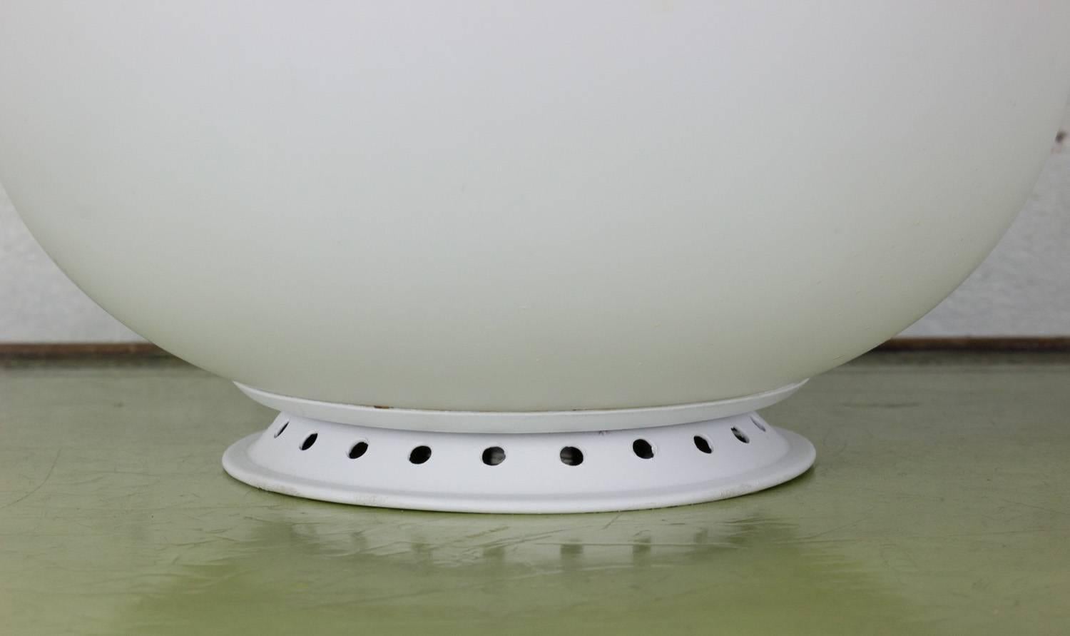 Mid-Century Modern Italian 1960s Fontana Arte White Glass Lamp by Max Ingrand For Sale