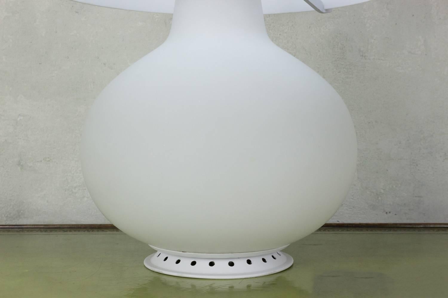 Mid-20th Century Italian 1960s Fontana Arte White Glass Lamp by Max Ingrand For Sale