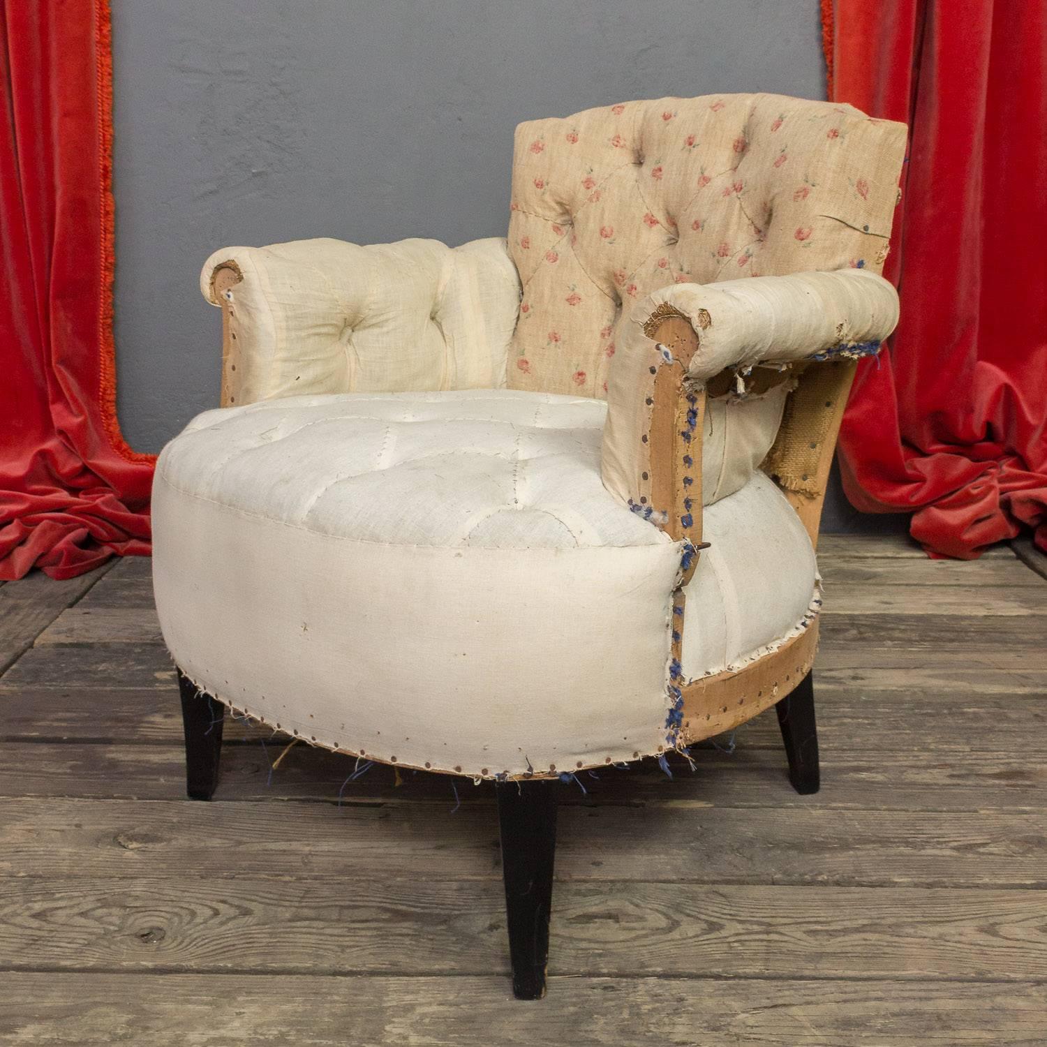 Zwei kleine französische Sessel im Art-déco-Stil mit Tufting im Zustand „Starke Gebrauchsspuren“ in Buchanan, NY