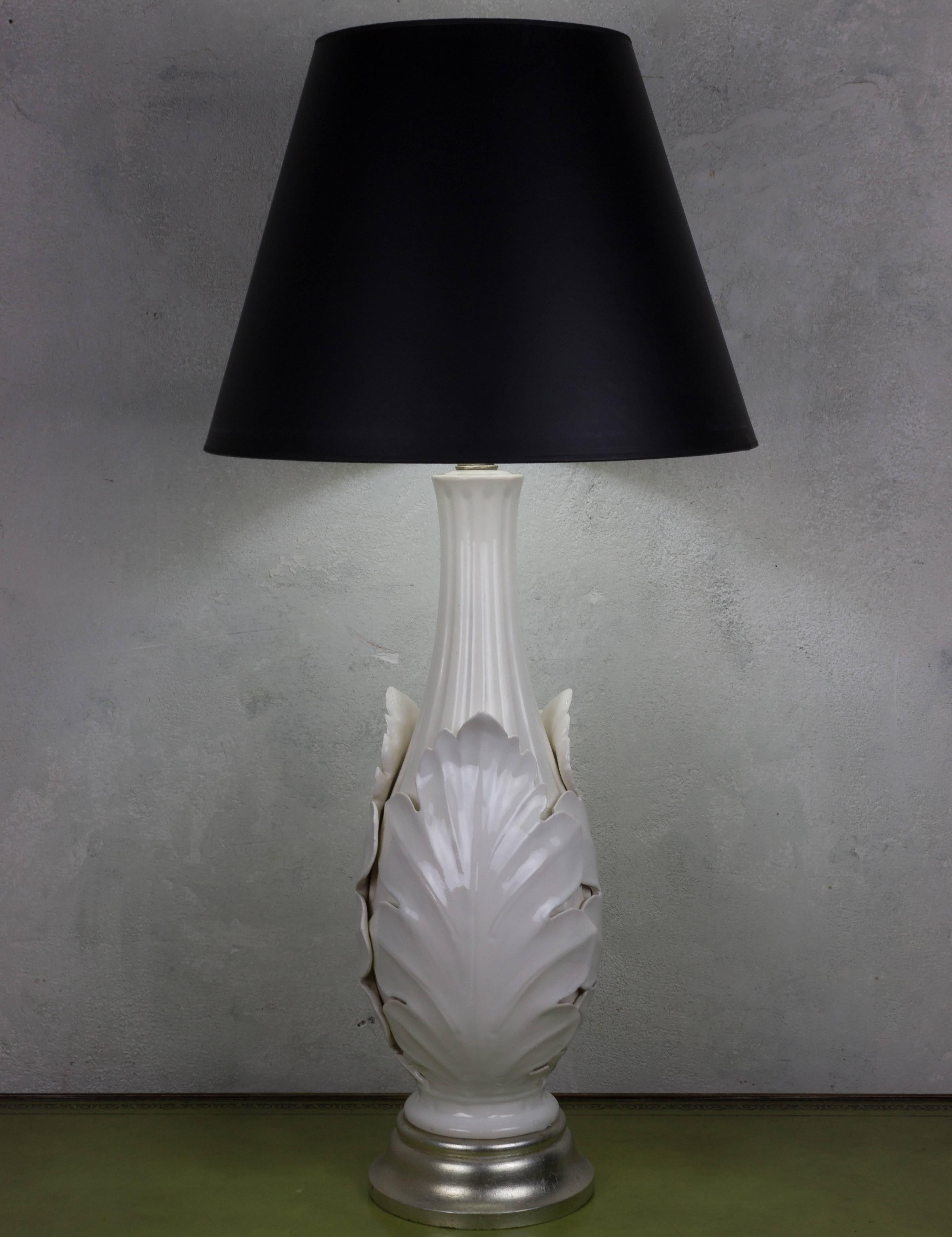 Elegant American 1940s White Ceramic Table Lamp For Sale 1