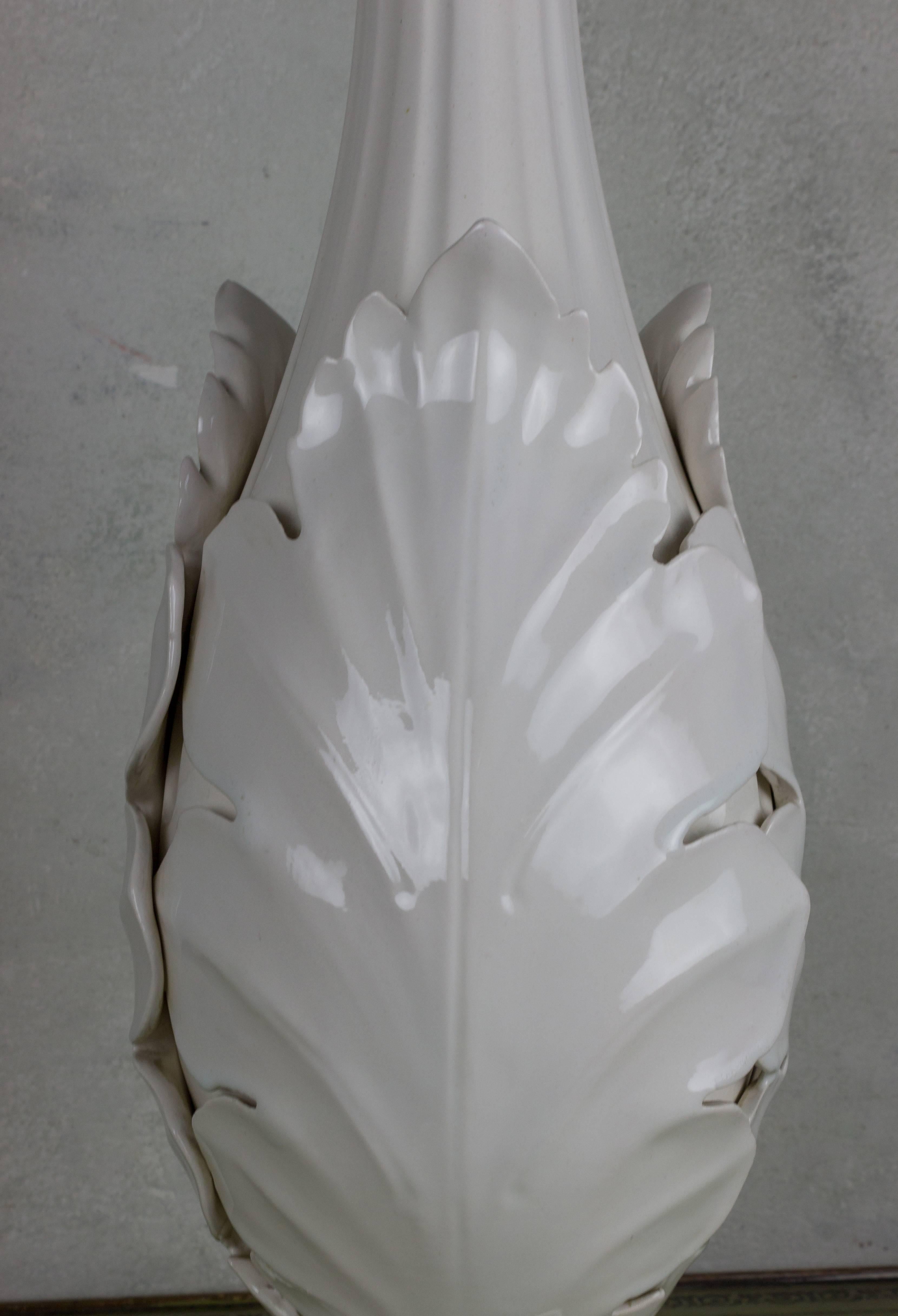 Elegant American 1940s White Ceramic Table Lamp In Good Condition For Sale In Buchanan, NY