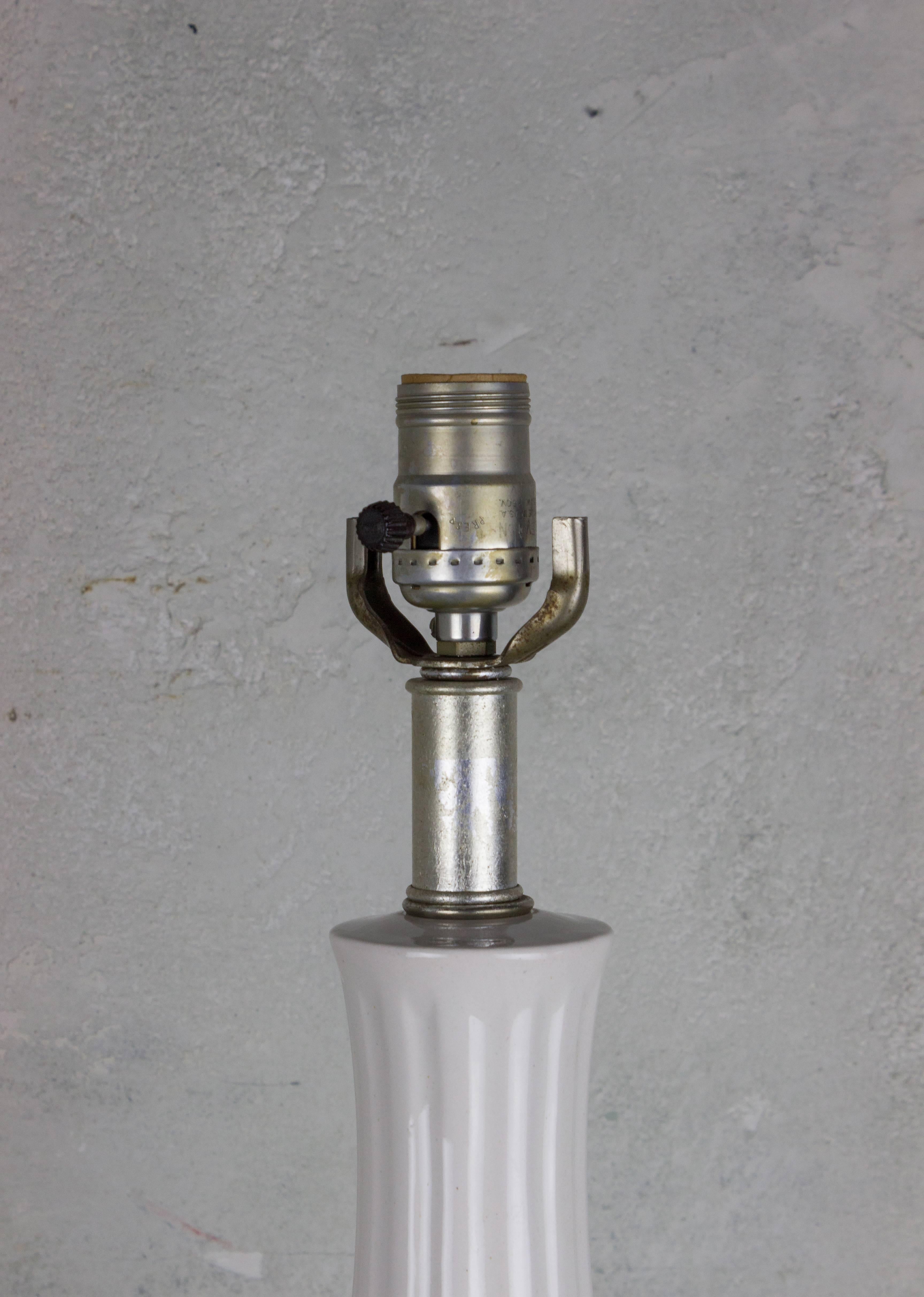 Elegant American 1940s White Ceramic Table Lamp For Sale 2