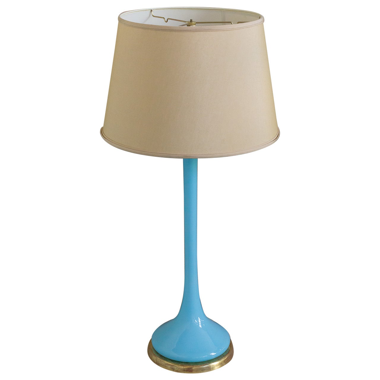 Lampe italienne du milieu du siècle dernier en verre vénitien bleu sur base en bois doré en vente