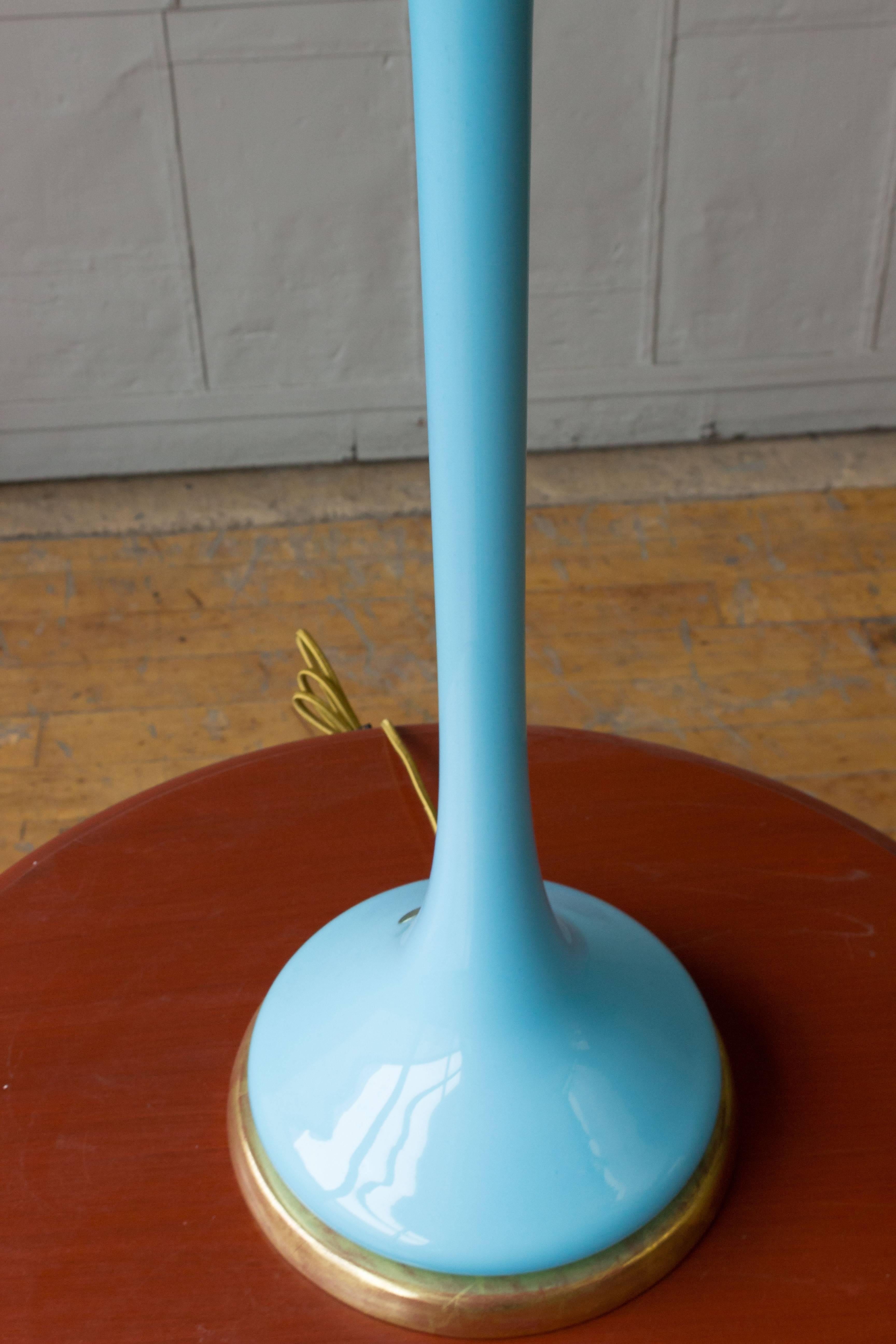 Lampe italienne du milieu du siècle dernier en verre vénitien bleu sur base en bois doré en vente 3