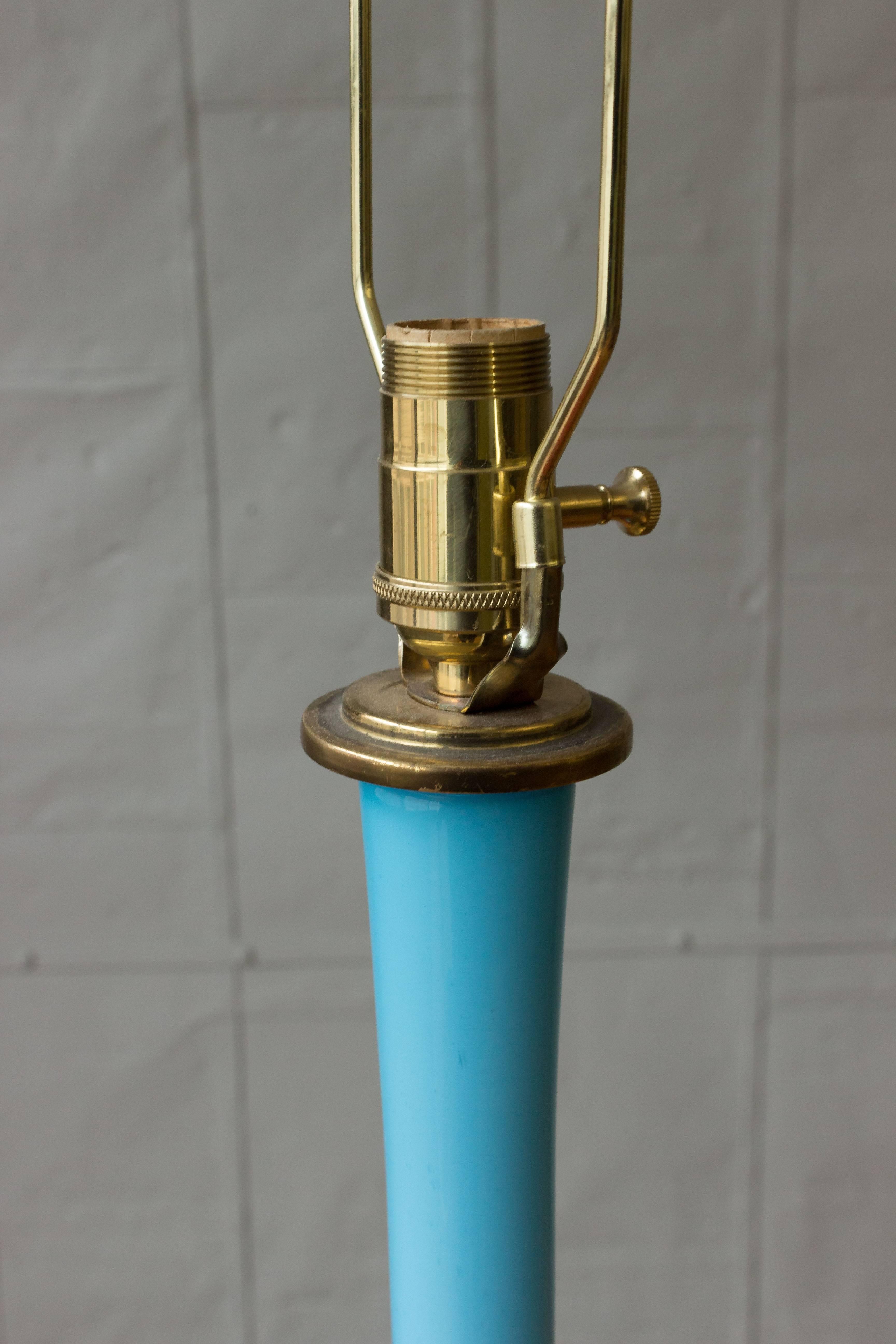 Lampe italienne du milieu du siècle dernier en verre vénitien bleu sur base en bois doré en vente 4
