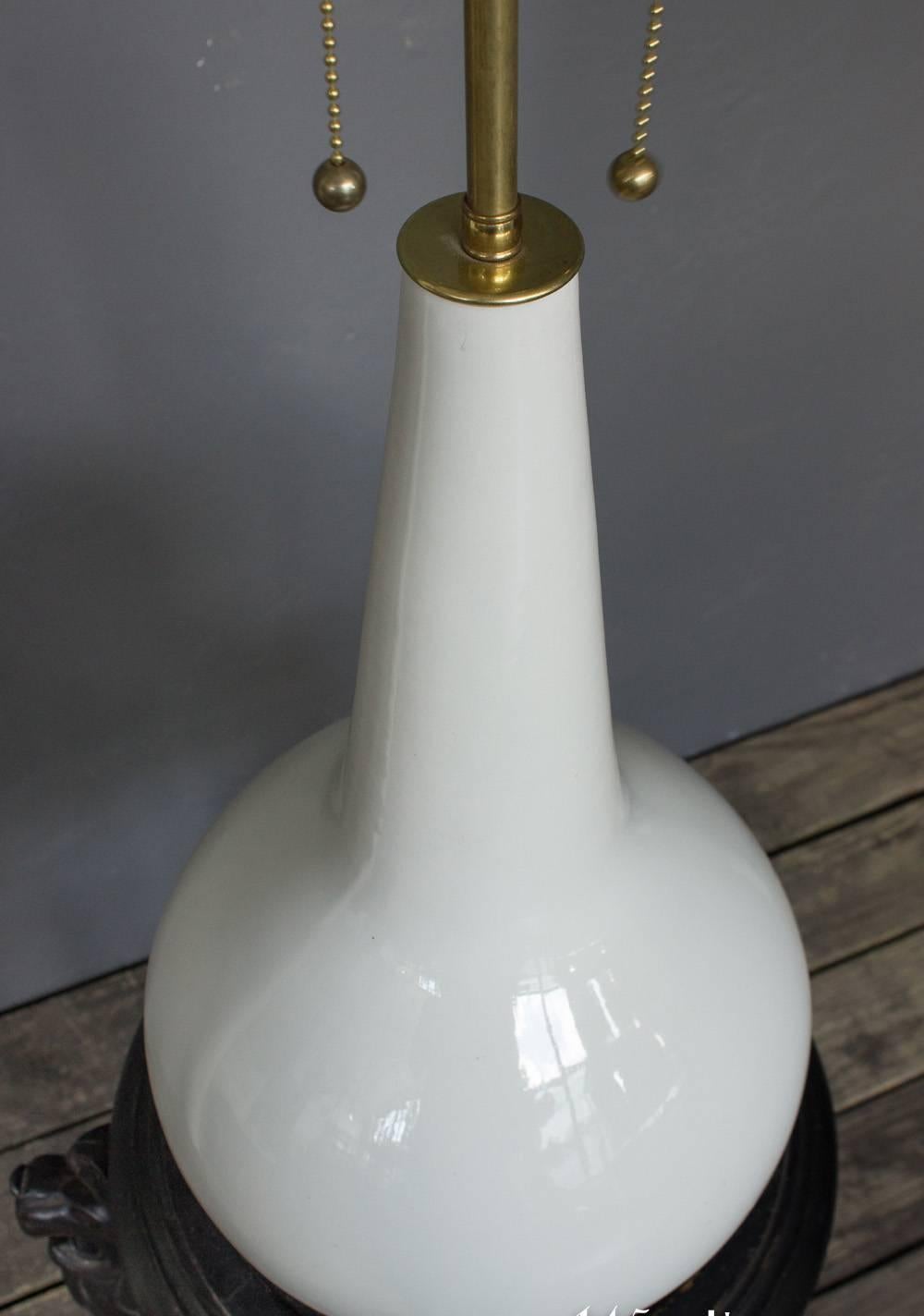French 1960s White Ceramic Lamp In Good Condition For Sale In Buchanan, NY