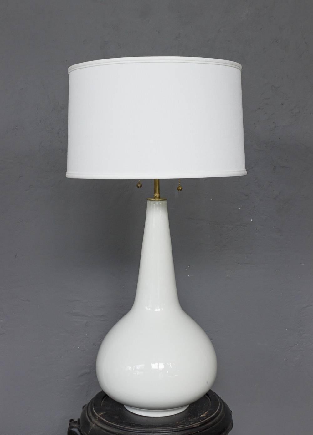 Französische weiße Keramiklampe aus den 1960er Jahren (Mitte des 20. Jahrhunderts) im Angebot