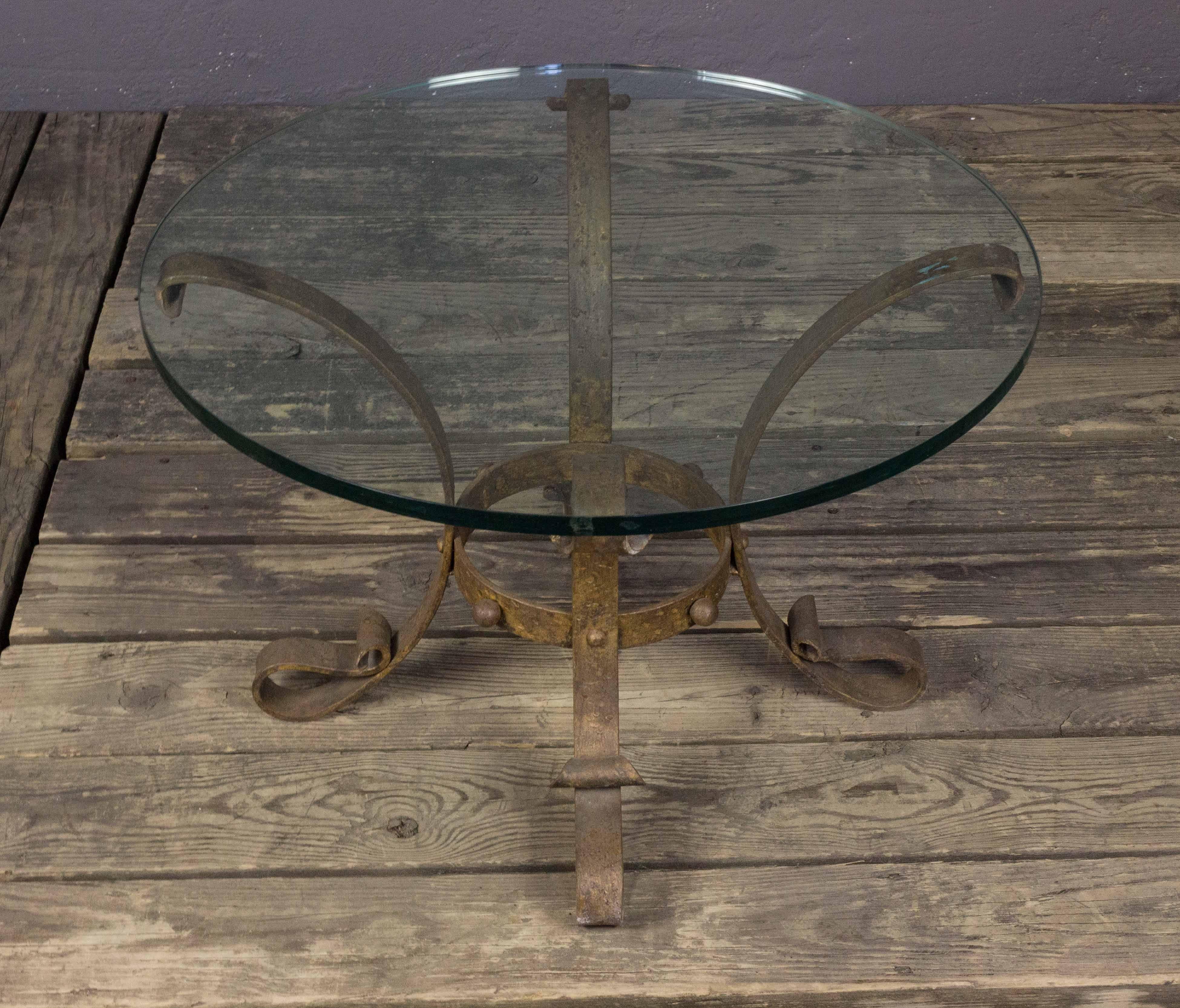 A small round gilt metal coffee table with clear glass top. The legs are scrolled and the iron work has a wonderful hand applied gilt finish. Spanish, 1950s. Good condition. Light marks to the glass.

Ref #: CT0205-01

Dimensions: 17.5