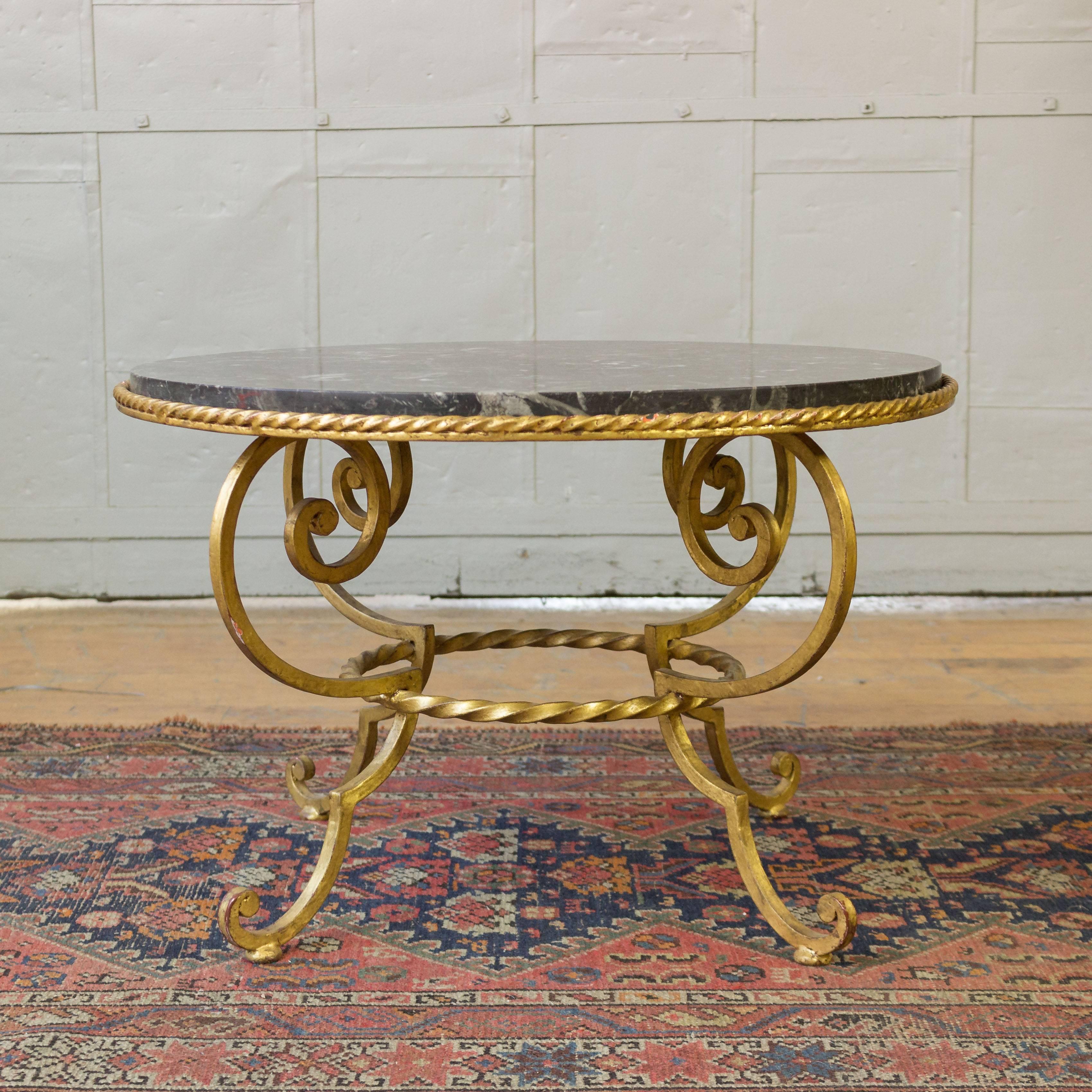 Français Table basse en fer doré avec marbre gris en vente