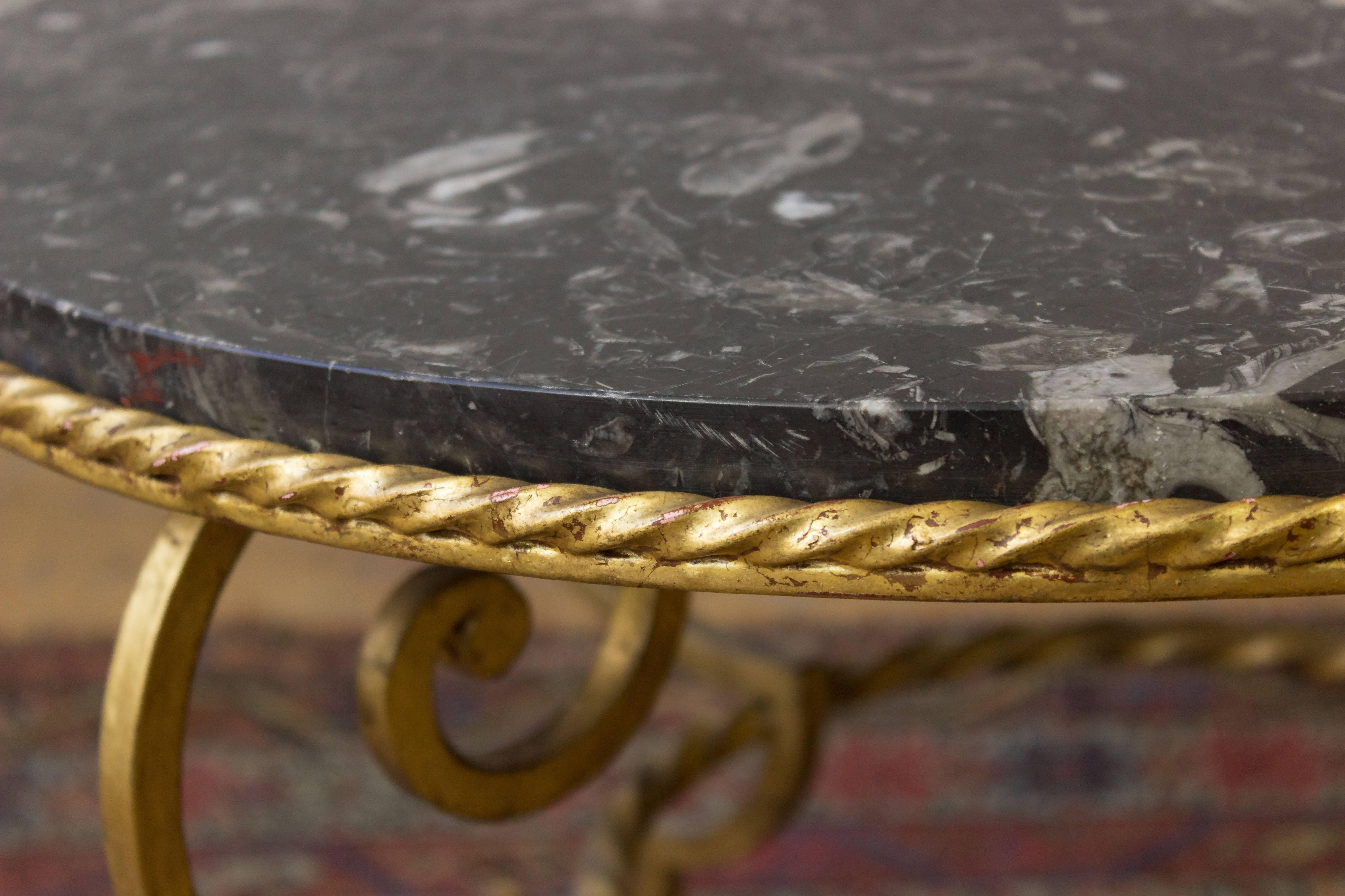 Table basse en fer doré avec marbre gris Bon état - En vente à Buchanan, NY