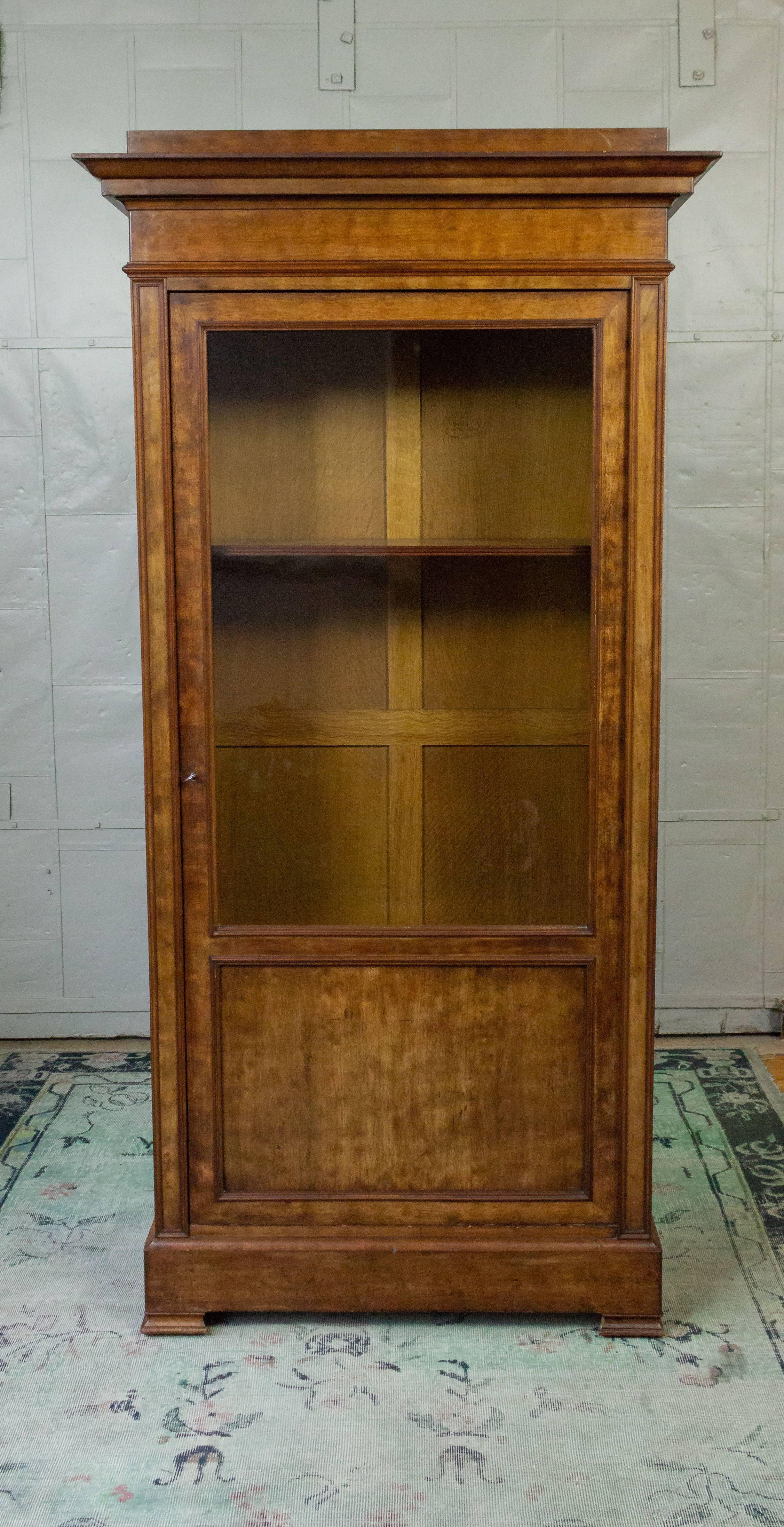 französisches Bücherregal aus Nussbaumholz aus dem 19. Jahrhundert mit originaler verschließbarer Glastür. Die Innentiefe des Möbelstücks beträgt 12,5 Zoll und hat zwei Einlegeböden. Zusätzliche Regale können bei Bedarf nachgebaut werden. Insgesamt