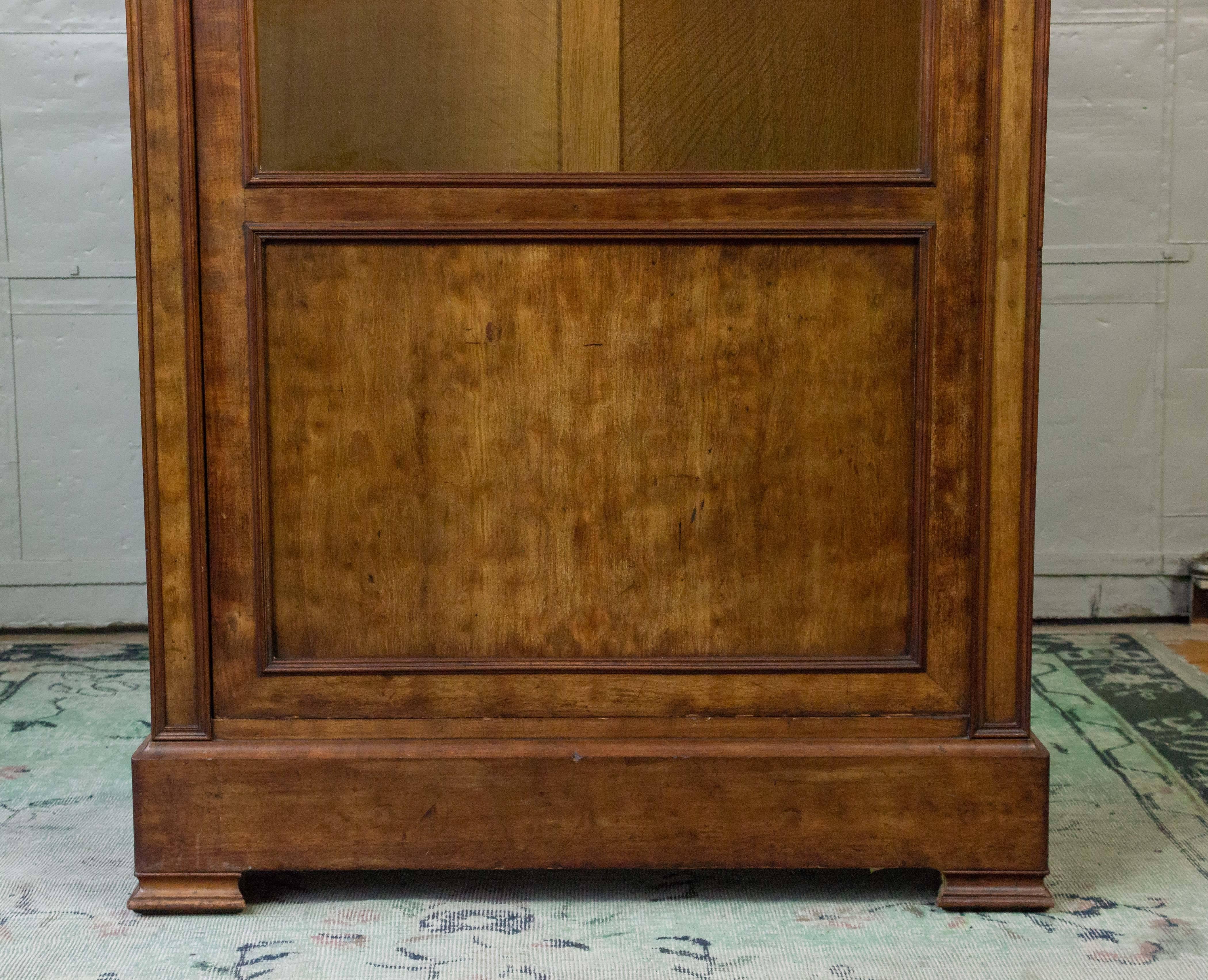 Librería francesa de nogal del siglo XIX con puerta de cristal original Francés en venta