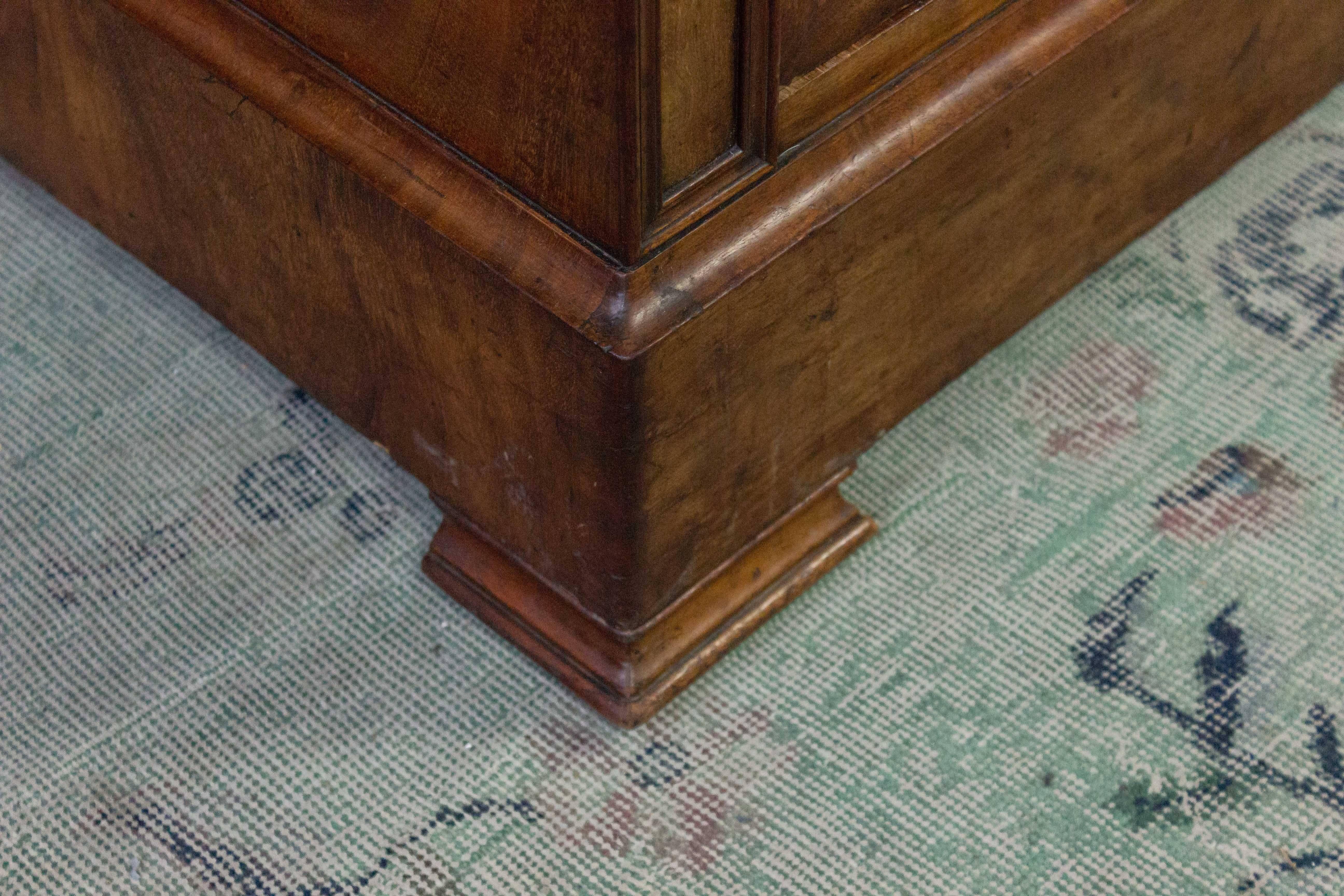Librería francesa de nogal del siglo XIX con puerta de cristal original Roble en venta