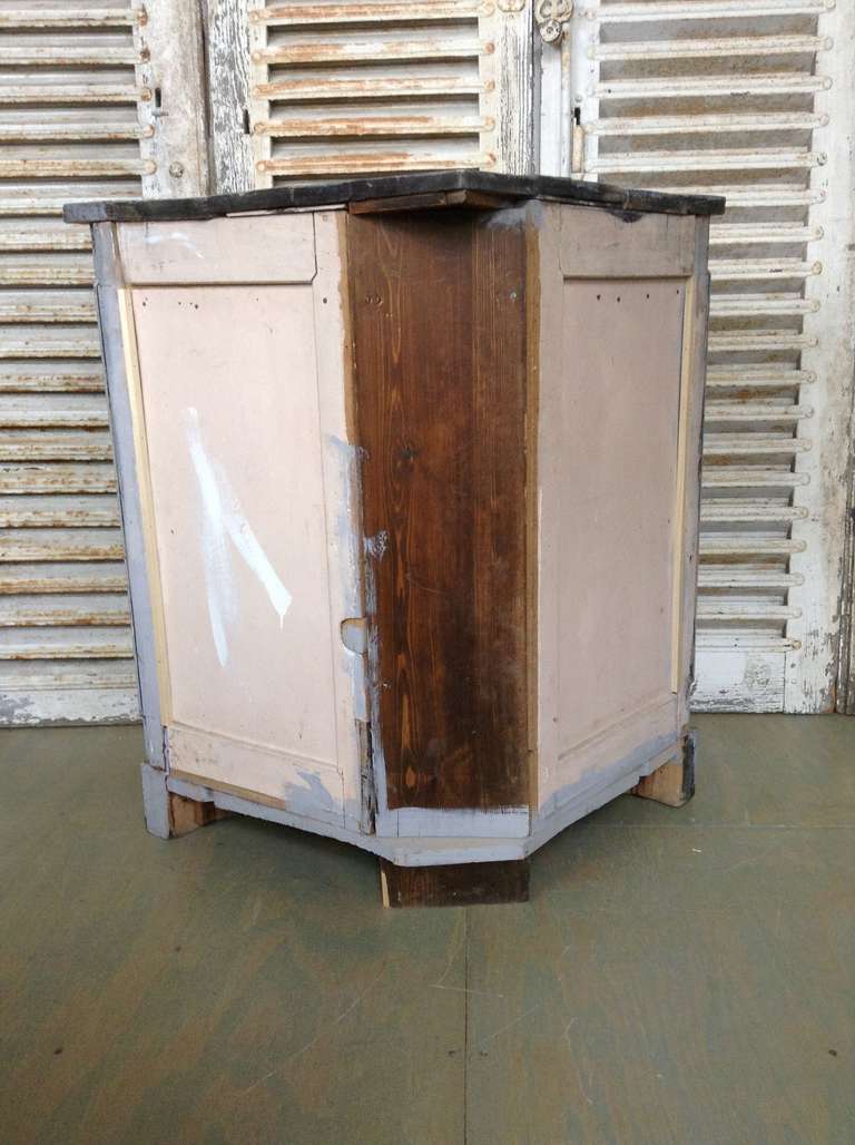 19th C. French Grey Painted Corner Cabinet with Chinoiserie Painted Panels For Sale 4