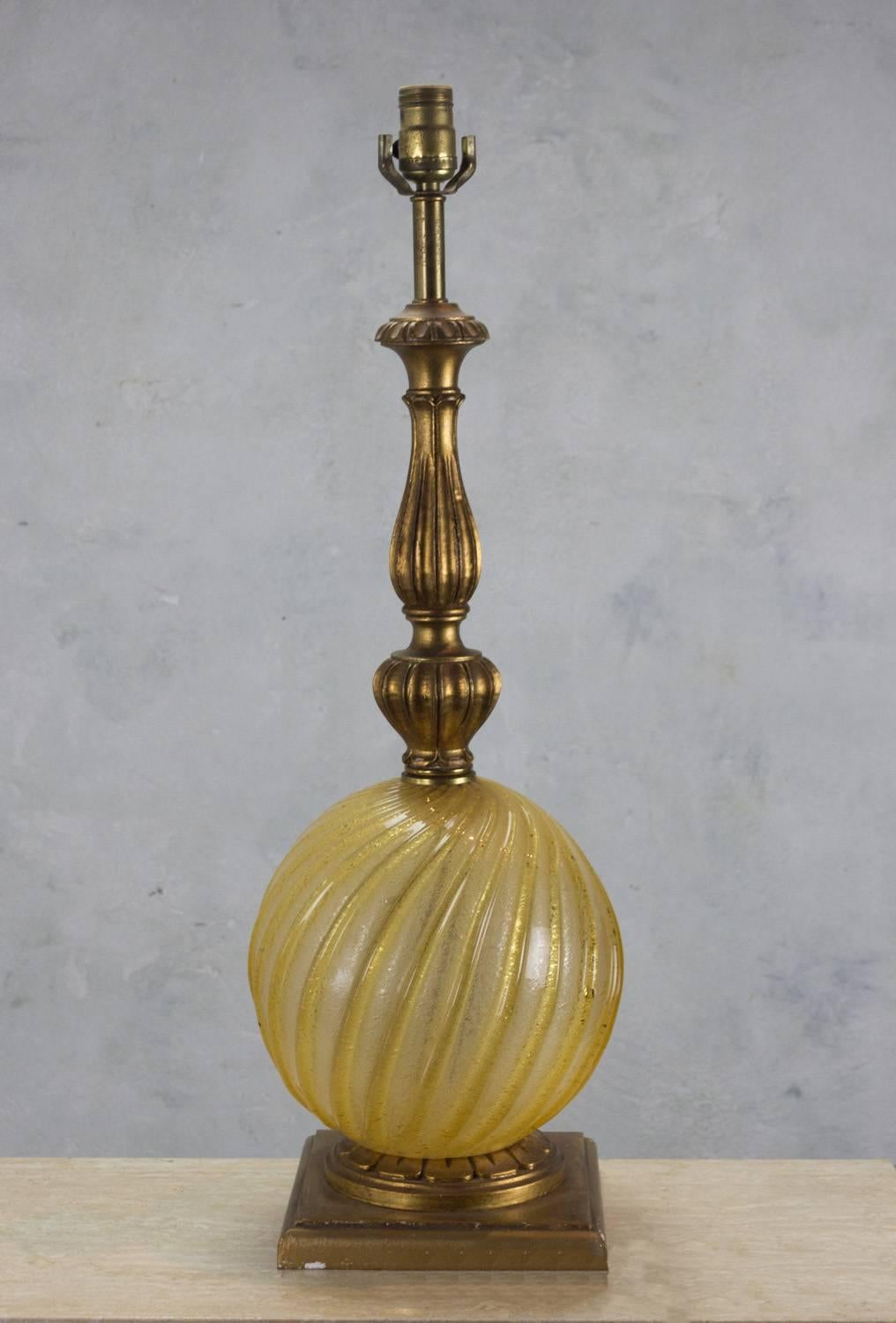 Lampe de table Globe en verre Murano doré italien en vente 1