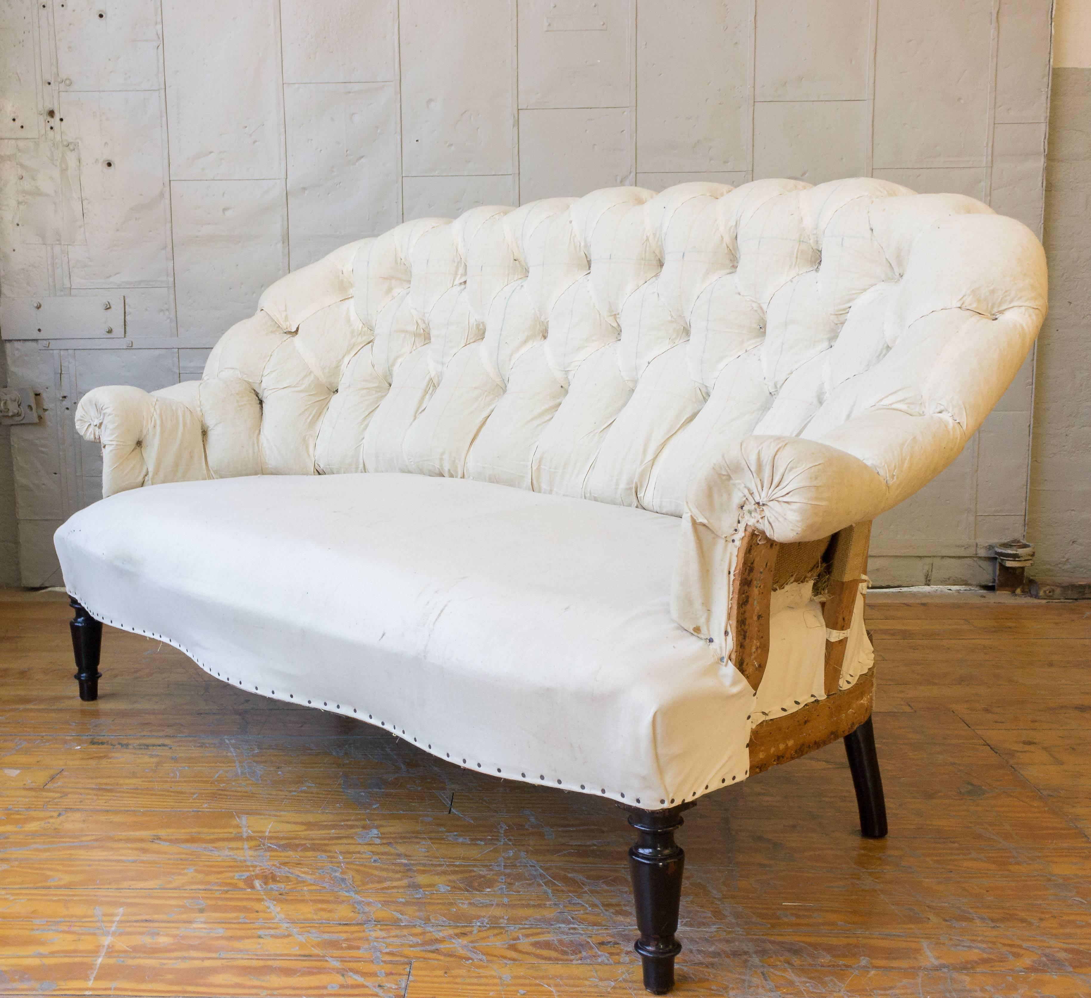 French Napoleon III period tufted settee in muslin. Legs and structure are in very good condition; settee is upholstery ready. Casters on front legs can be added upon request.



 