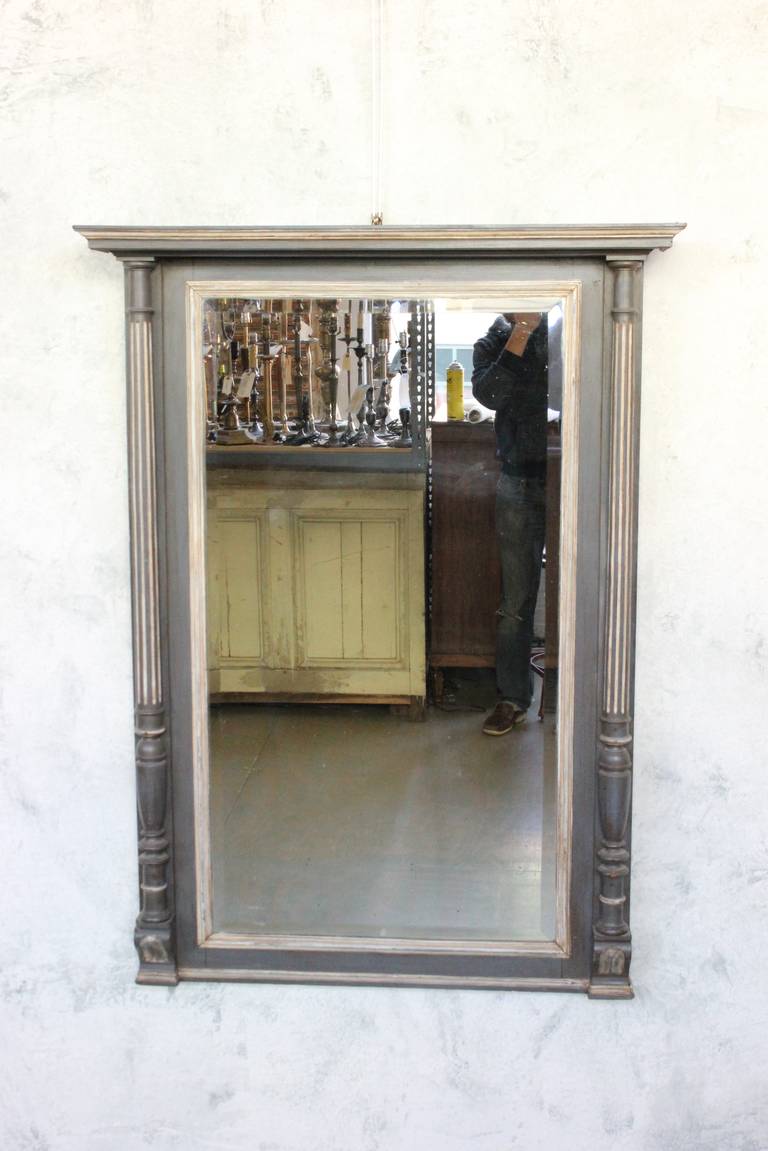 Geschnitzter, säulenförmiger Kaminsimsspiegel aus dem 19. Jahrhundert im Angebot 1