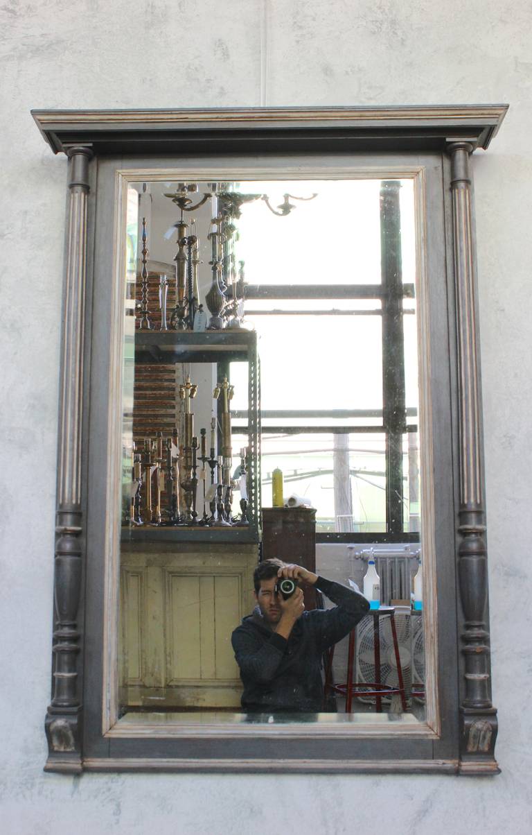 Geschnitzter, säulenförmiger Kaminsimsspiegel aus dem 19. Jahrhundert im Angebot 3