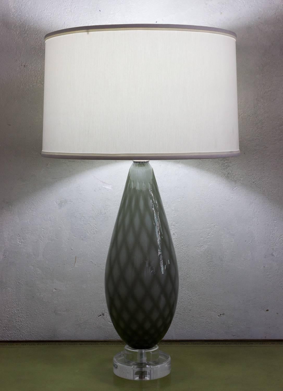 Pair of Grey and White Diamond Patterned Murano Table Lamps In Good Condition For Sale In Buchanan, NY