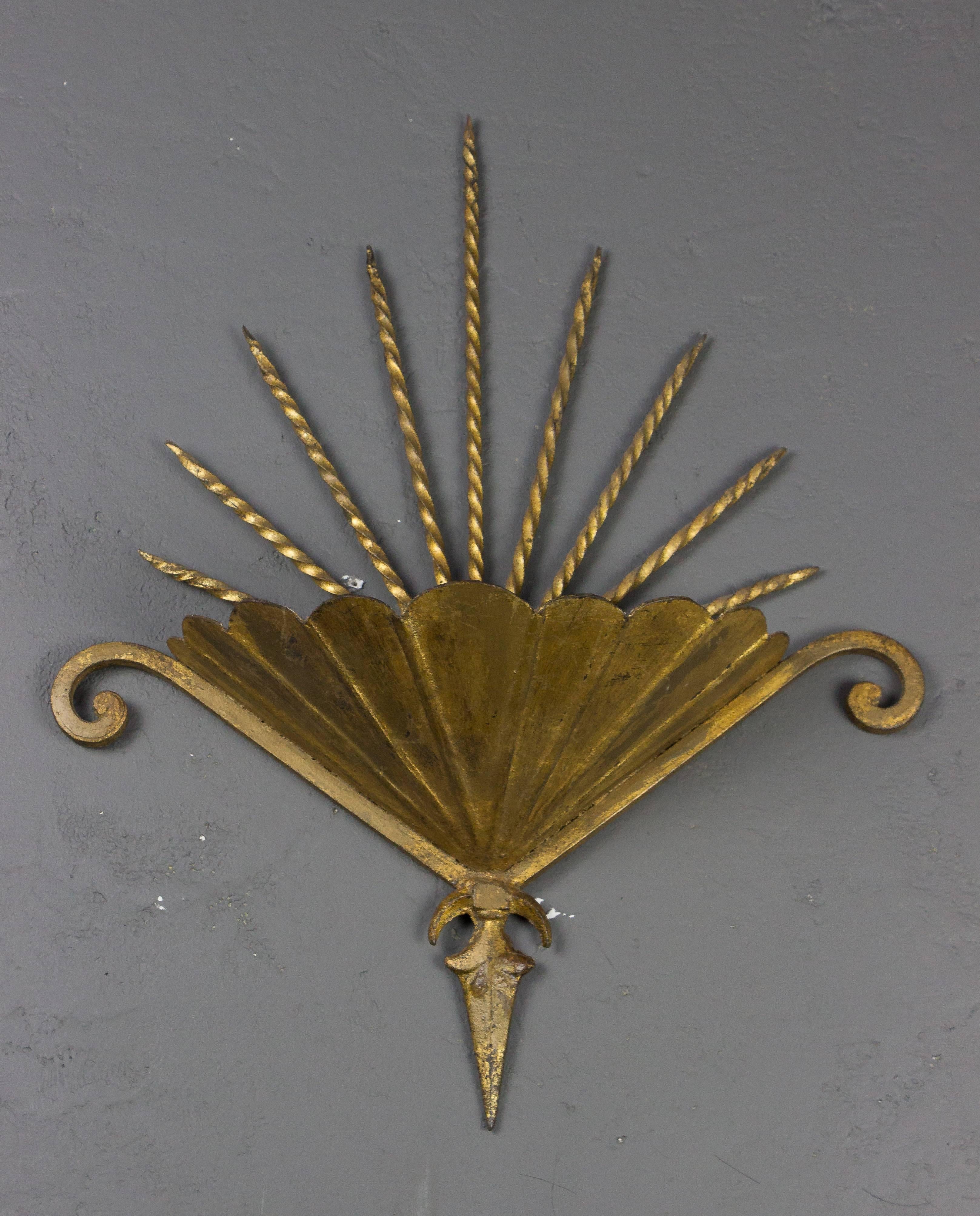 Very dramatic gilt wall sconce. The light is enclosed, to provide indirect lighting. Spanish, 1950s. Very good vintage condition. Wired for showroom display, not  UL Code.

Ref #: LS1106-02

Dimensions: 23