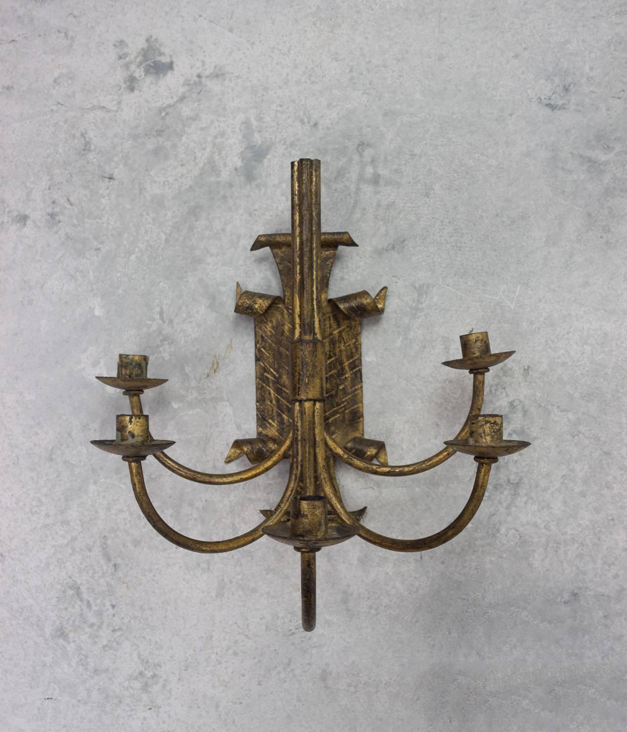 Coppia di applique a cinque bracci in metallo dorato della metà del secolo scorso. Queste applique non sono state cablate. 

Numero di riferimento: LS0402-03

Dimensioni: 27 