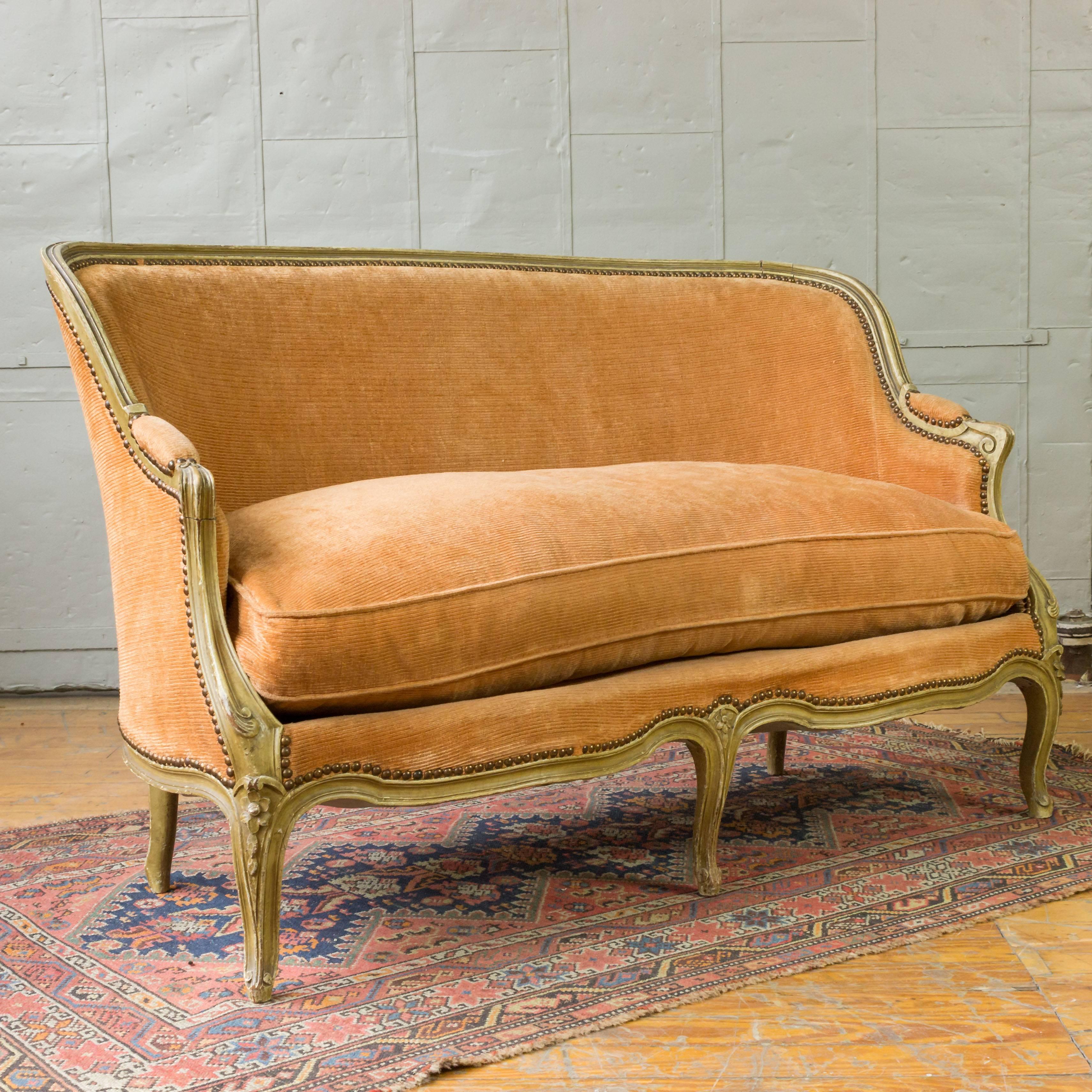 Small French Louis XV Style Settee in Pale Apricot Velvet In Good Condition In Buchanan, NY