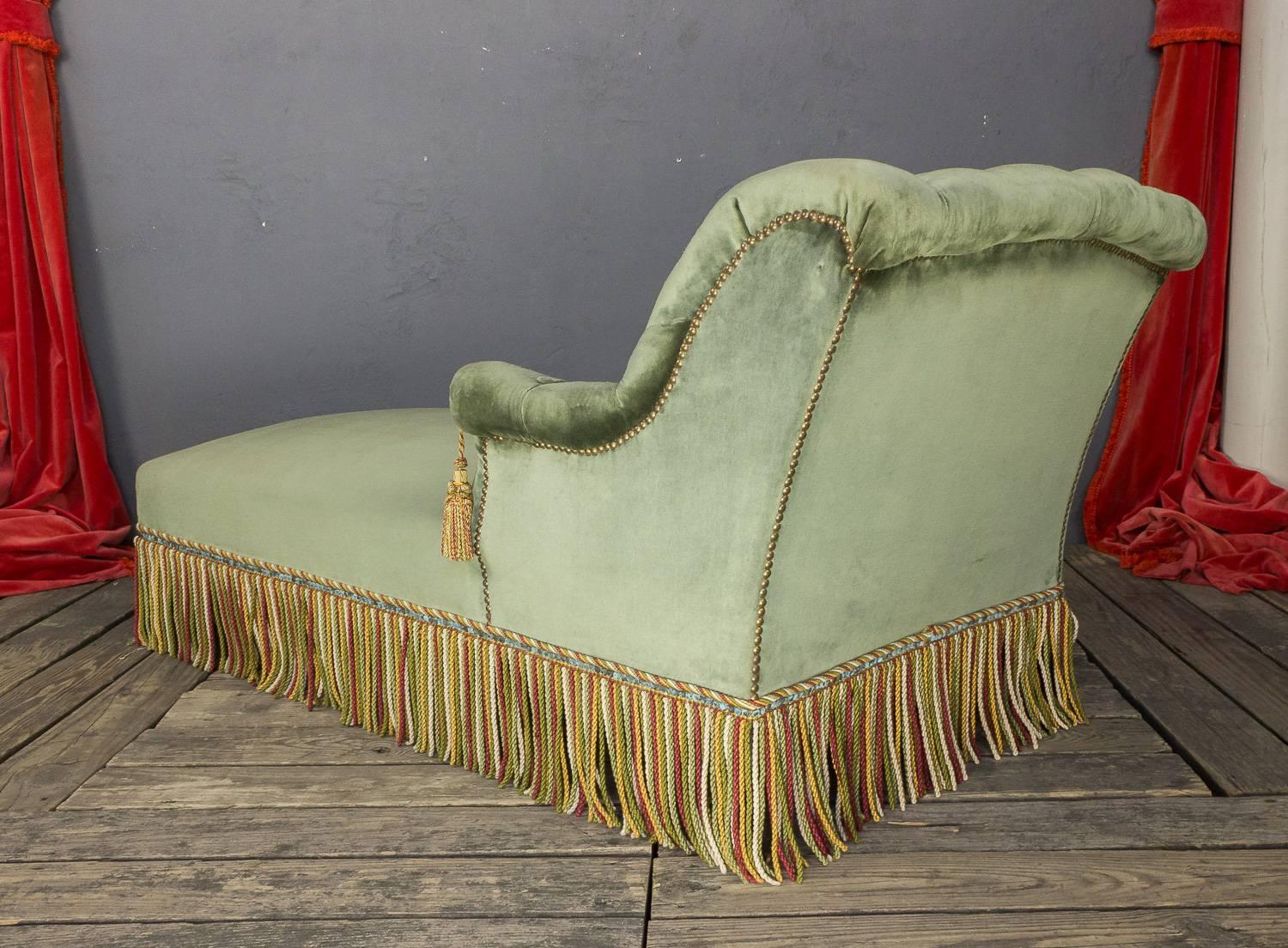 Elegant French Chaise Longue in Green Velvet In Excellent Condition In Buchanan, NY
