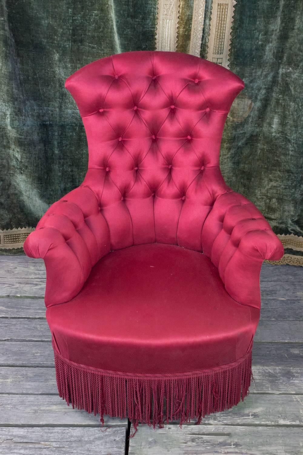 Elegant Tufted Chair in Red Satin In Good Condition In Buchanan, NY