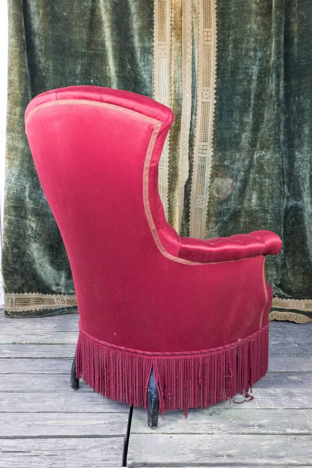 Elegant Tufted Chair in Red Satin 1