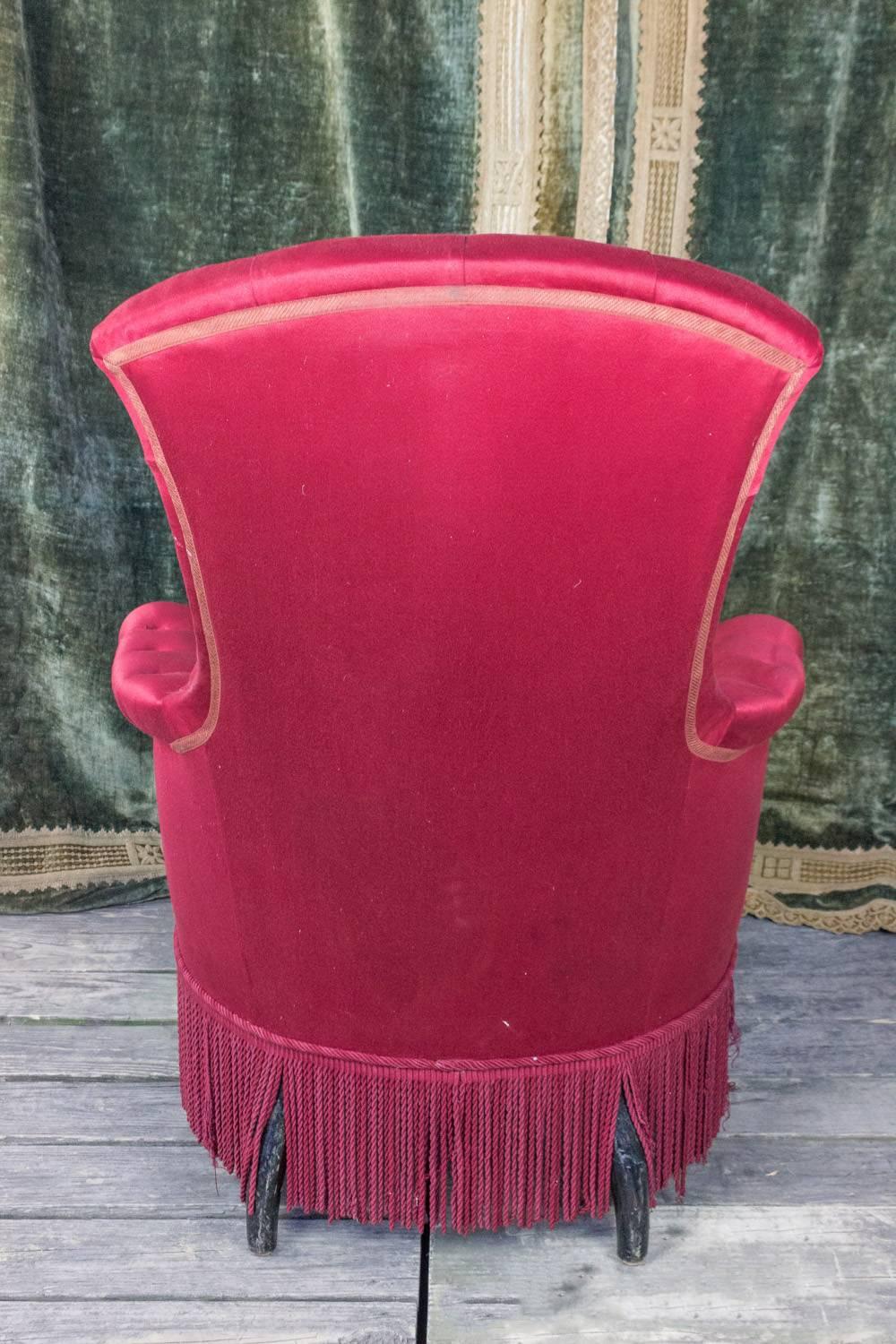 Elegant Tufted Chair in Red Satin 3