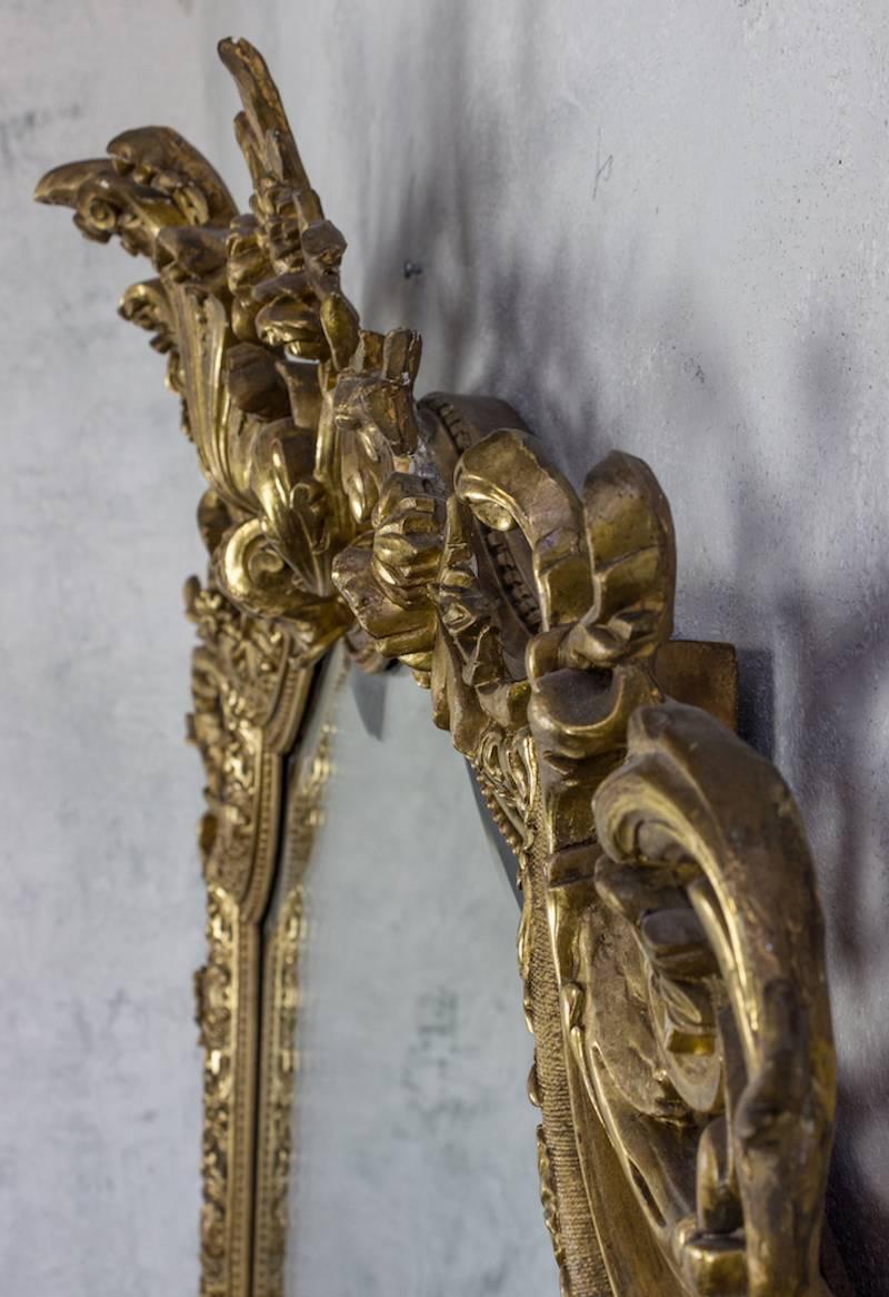 Rococo Miroir biseauté orné du 19e siècle à cadre doré français en vente