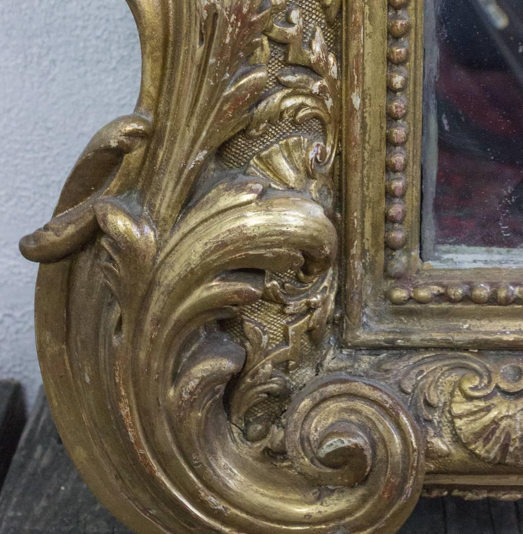 Français Miroir biseauté orné du 19e siècle à cadre doré français en vente