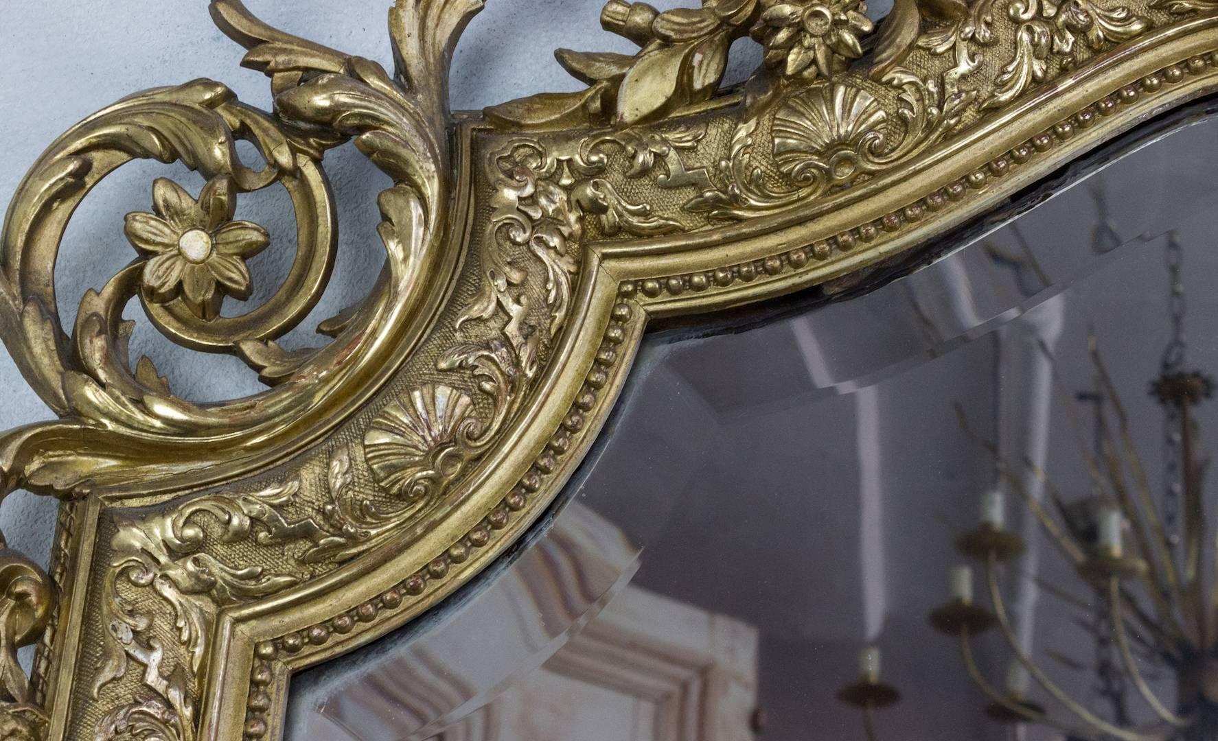 Miroir biseauté orné du 19e siècle à cadre doré français Bon état - En vente à Buchanan, NY