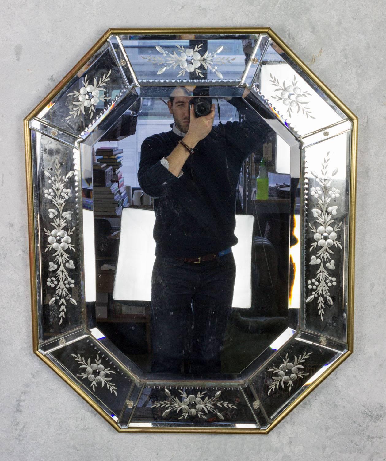 French 1940s Octagonal Mirror with Decorative Etching in Giltwood Frame 1