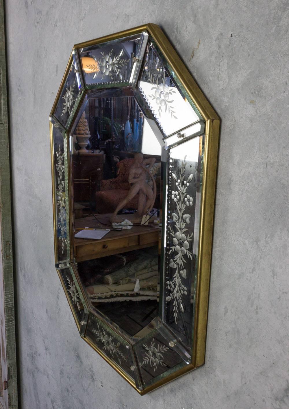 French 1940s Octagonal Mirror with Decorative Etching in Giltwood Frame 2