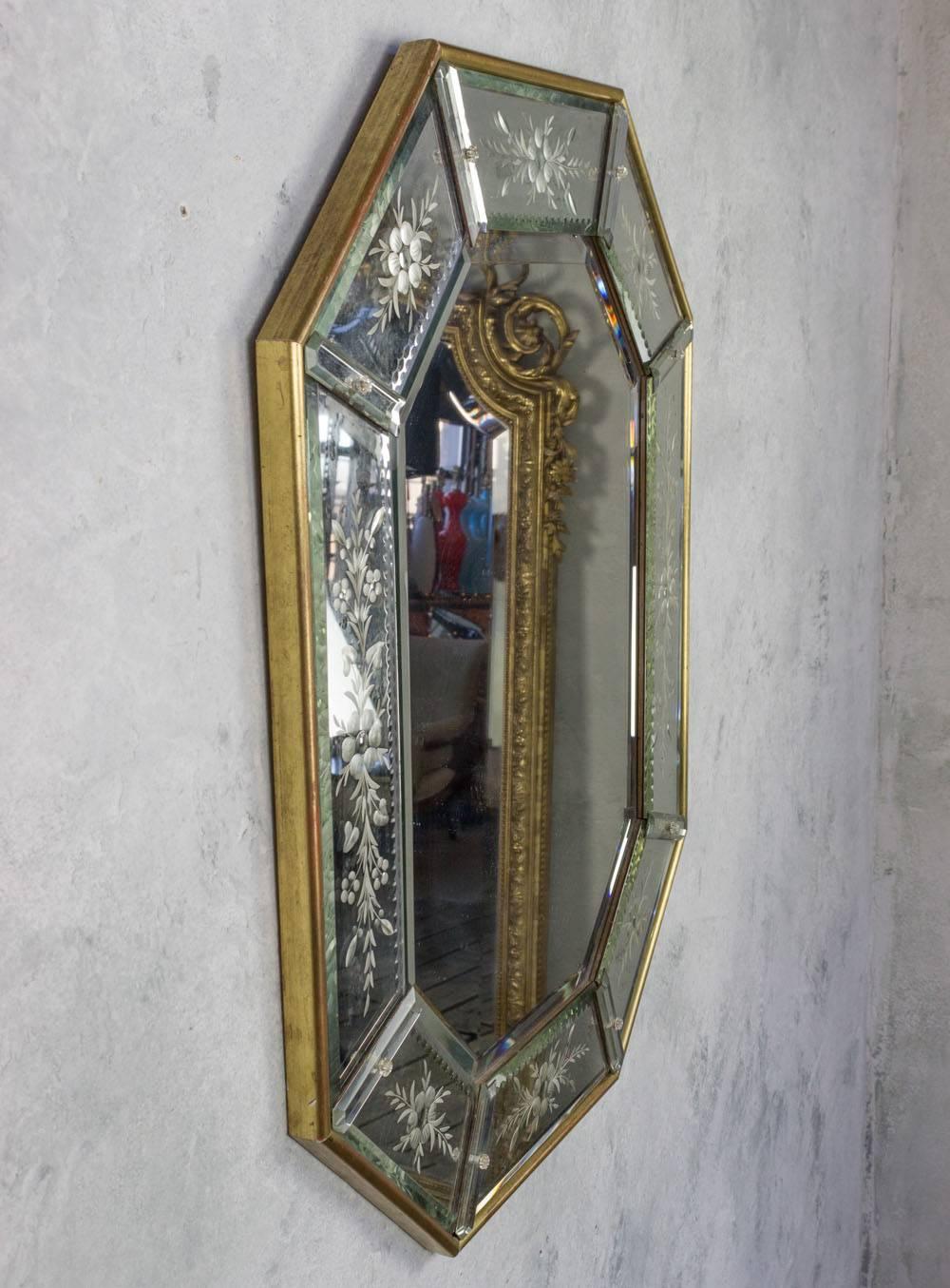 French 1940s Octagonal Mirror with Decorative Etching in Giltwood Frame 5