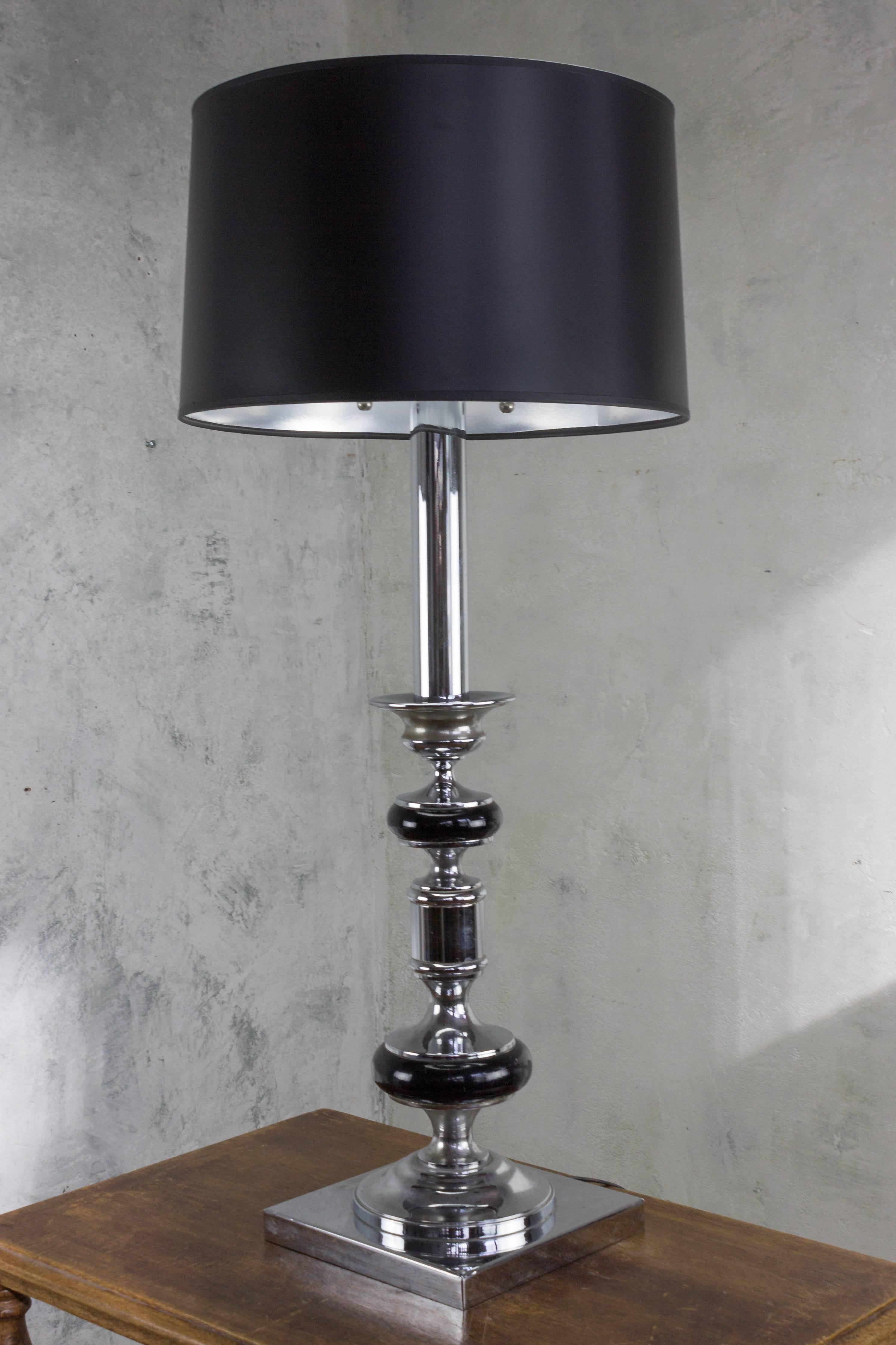 French 1960s ebonized wood and nickel plated metal lamp with square base. Very good condition. 

Not sold with shade.

Ref #: LT1203-16

Dimensions: 36”H x 9”Square